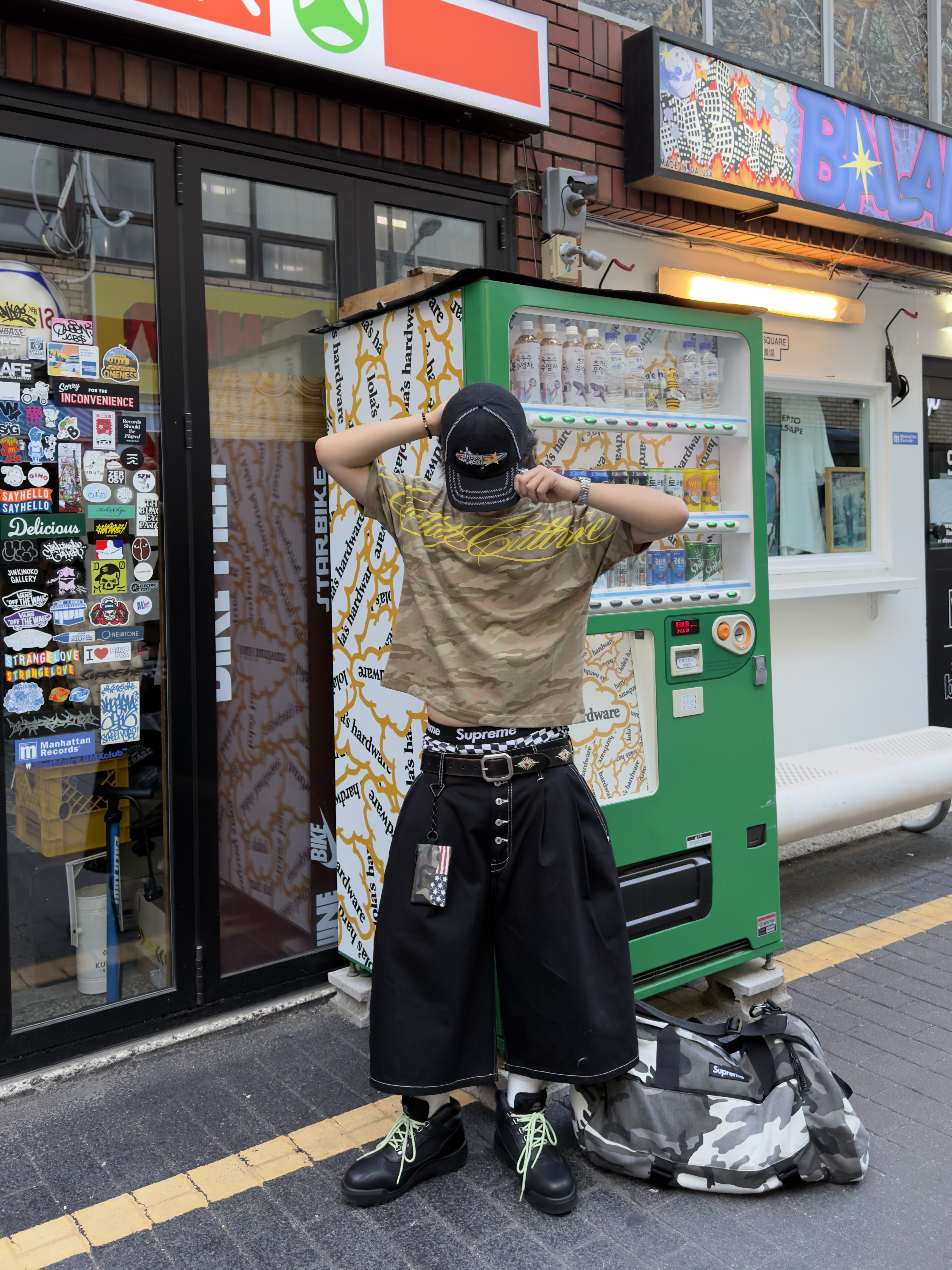 Stussy Oval Star Cap Black, Supreme Duffle Bag Snow Camo - 25SS 착용 스타일 - 2