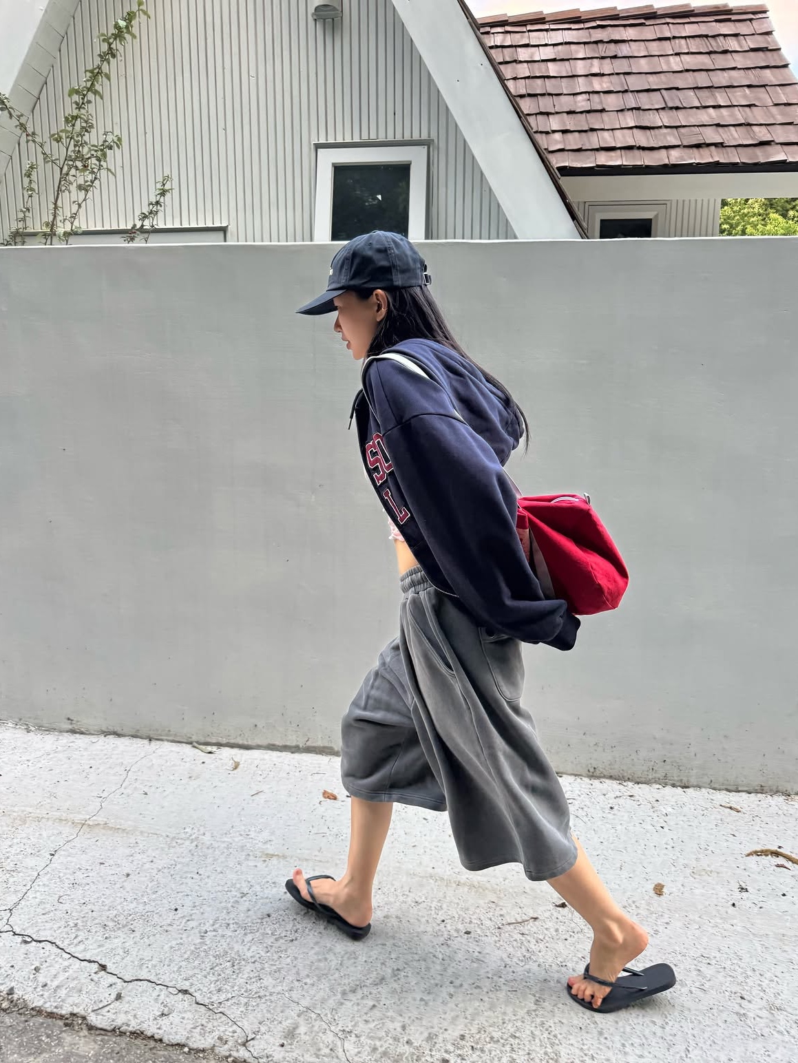 MAINBOOTH Haze Sweat Shorts Charcoal 착용 스타일 - 3