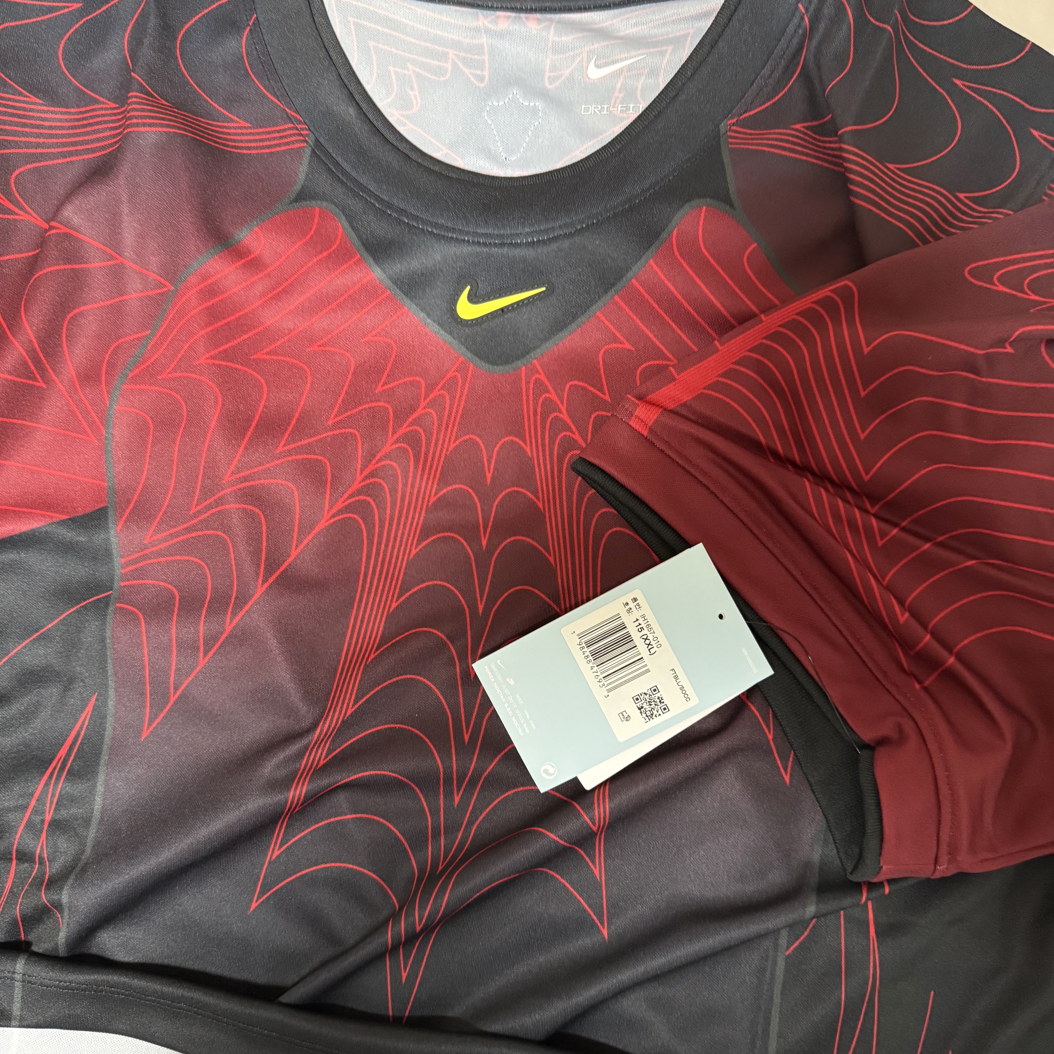 Nike x Drake Nocta Canada Dri-Fit Short-Sleeve Top Black University Red (IH1657-010) 착용 스타일 - 2