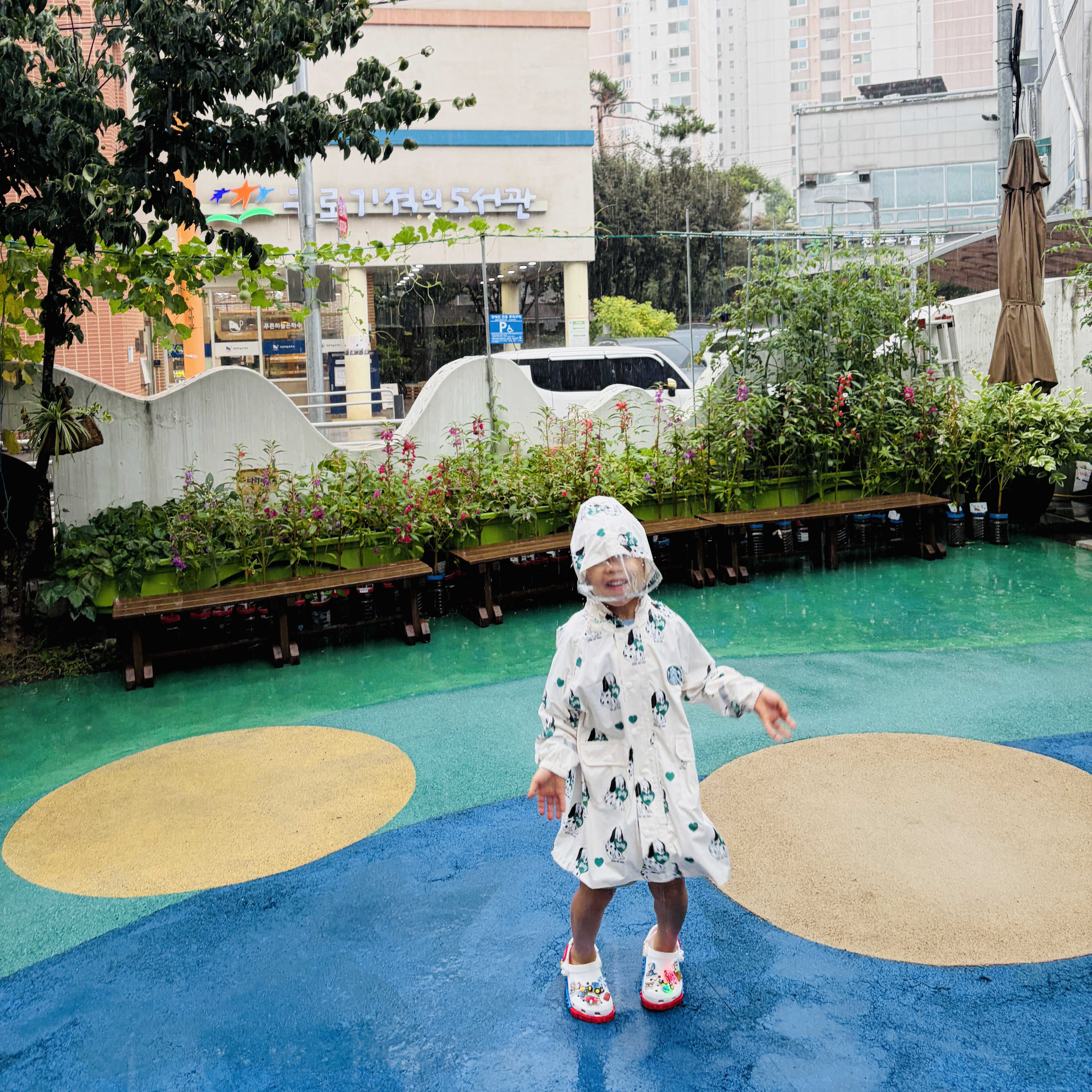 Starbucks x Bebe De Pino Raincoat M White, (Kids) Crocs x Lego Creativity Clog White 착용 스타일 - 2