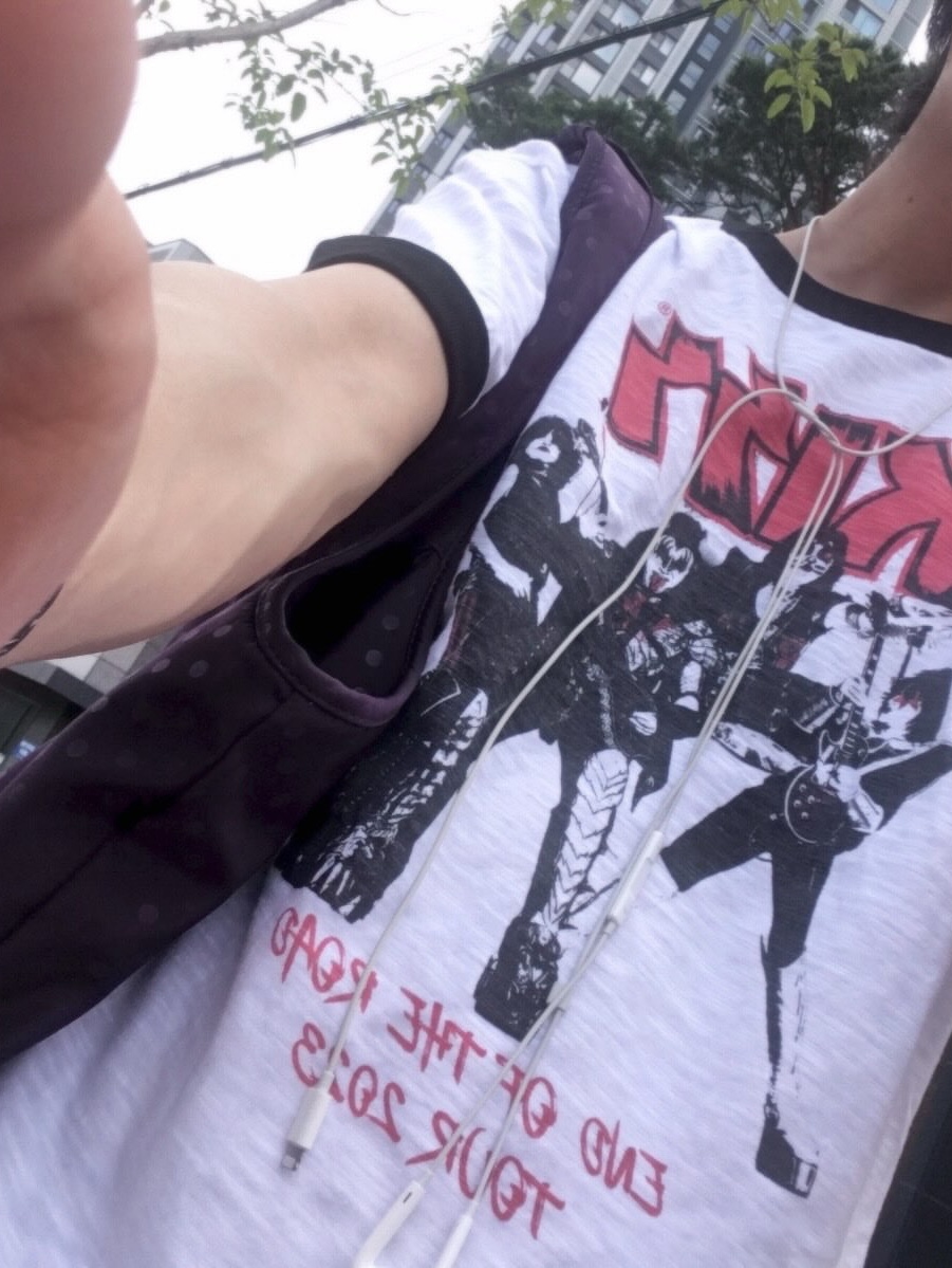 MAINBOOTH X KISS End of the Road T-shirt White 착용 스타일 - 7