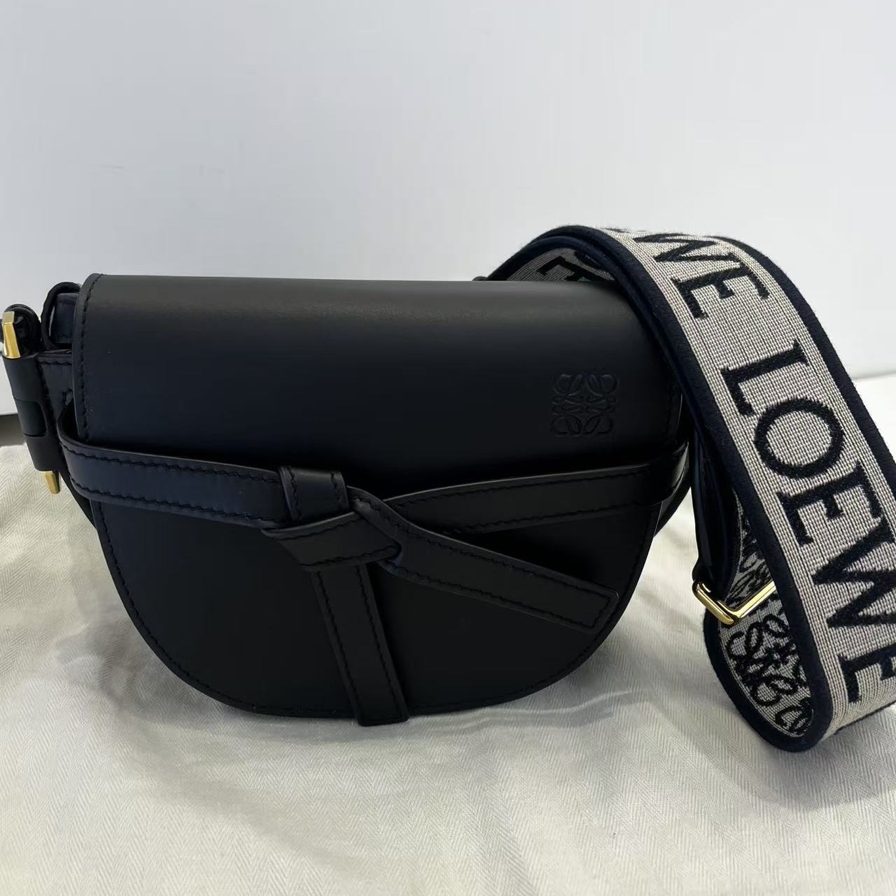 Loewe Mini Gate Dual Bag in Soft Calfskin and Jacquard Black 착용 스타일 - 1