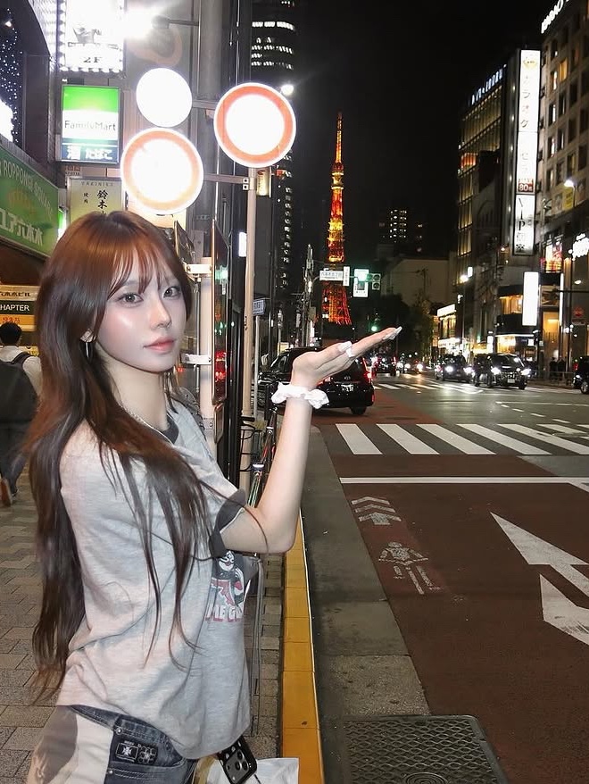 MAINBOOTH X KISS USA Logo T-shirt Gray 착용 스타일 - 3