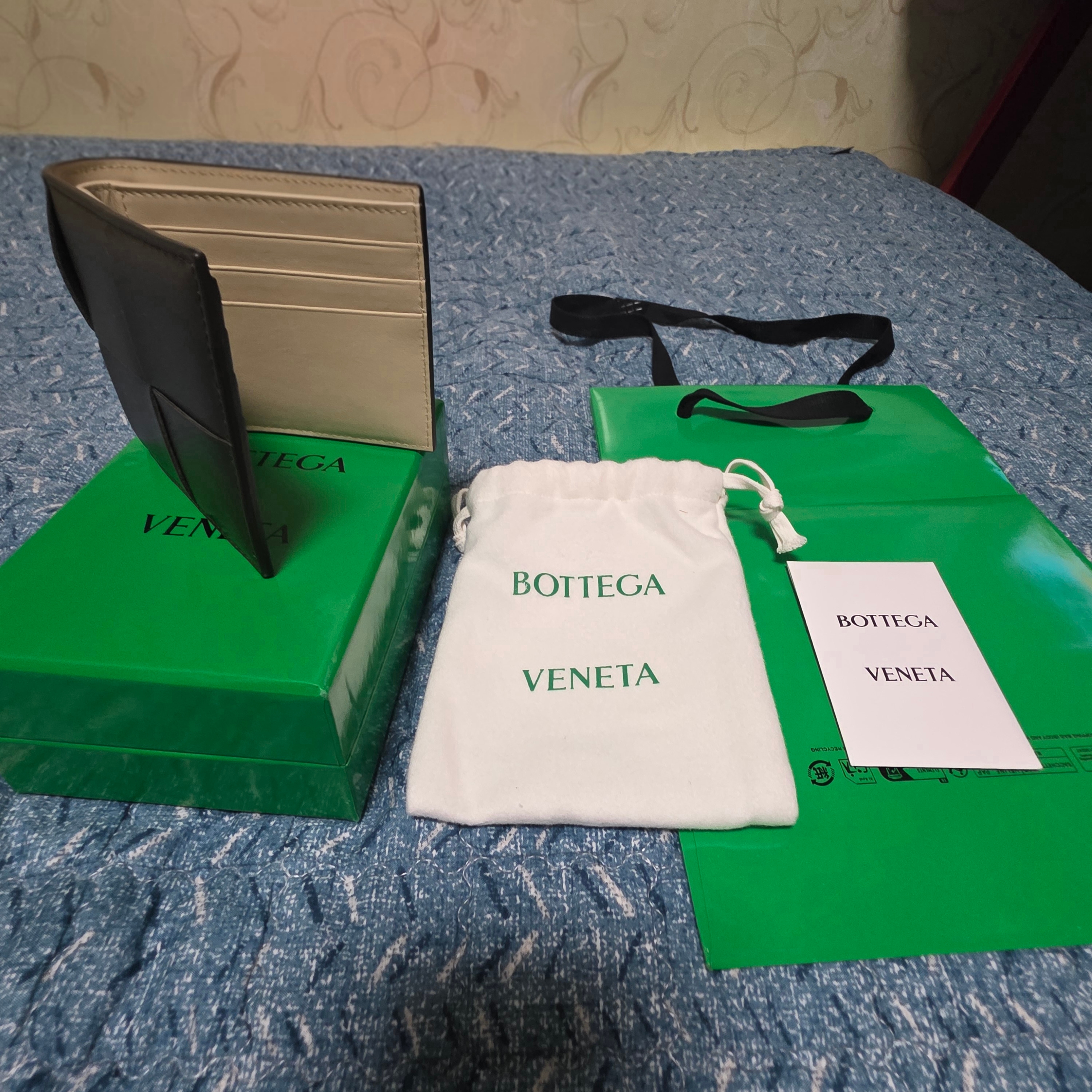 Bottega Veneta Cassette Bi-Fold Wallet Kaki Light Butterscotch 착용 스타일 - 1