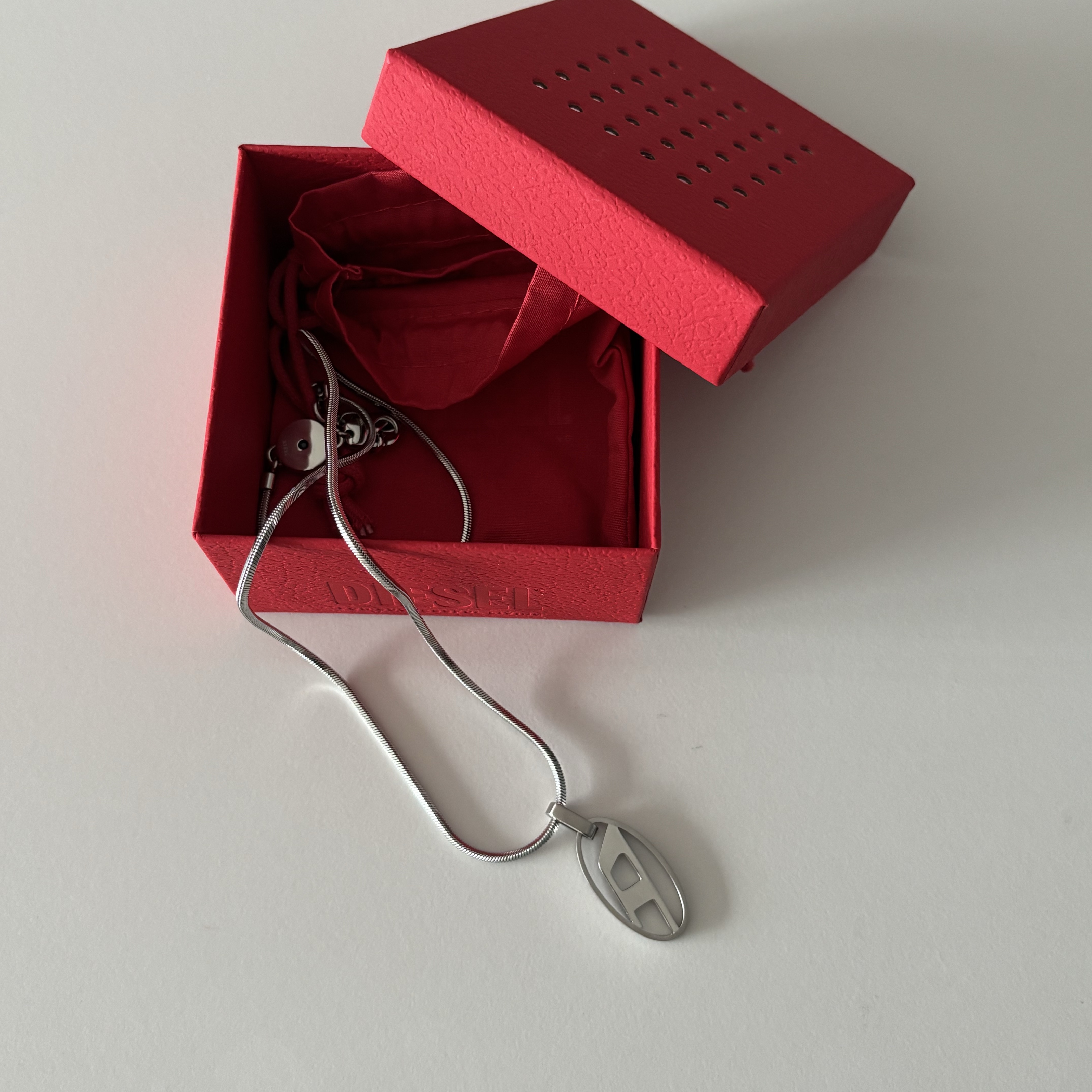 Diesel Dx1342 Stainless Steel Pendant Necklace Silver 착용 스타일