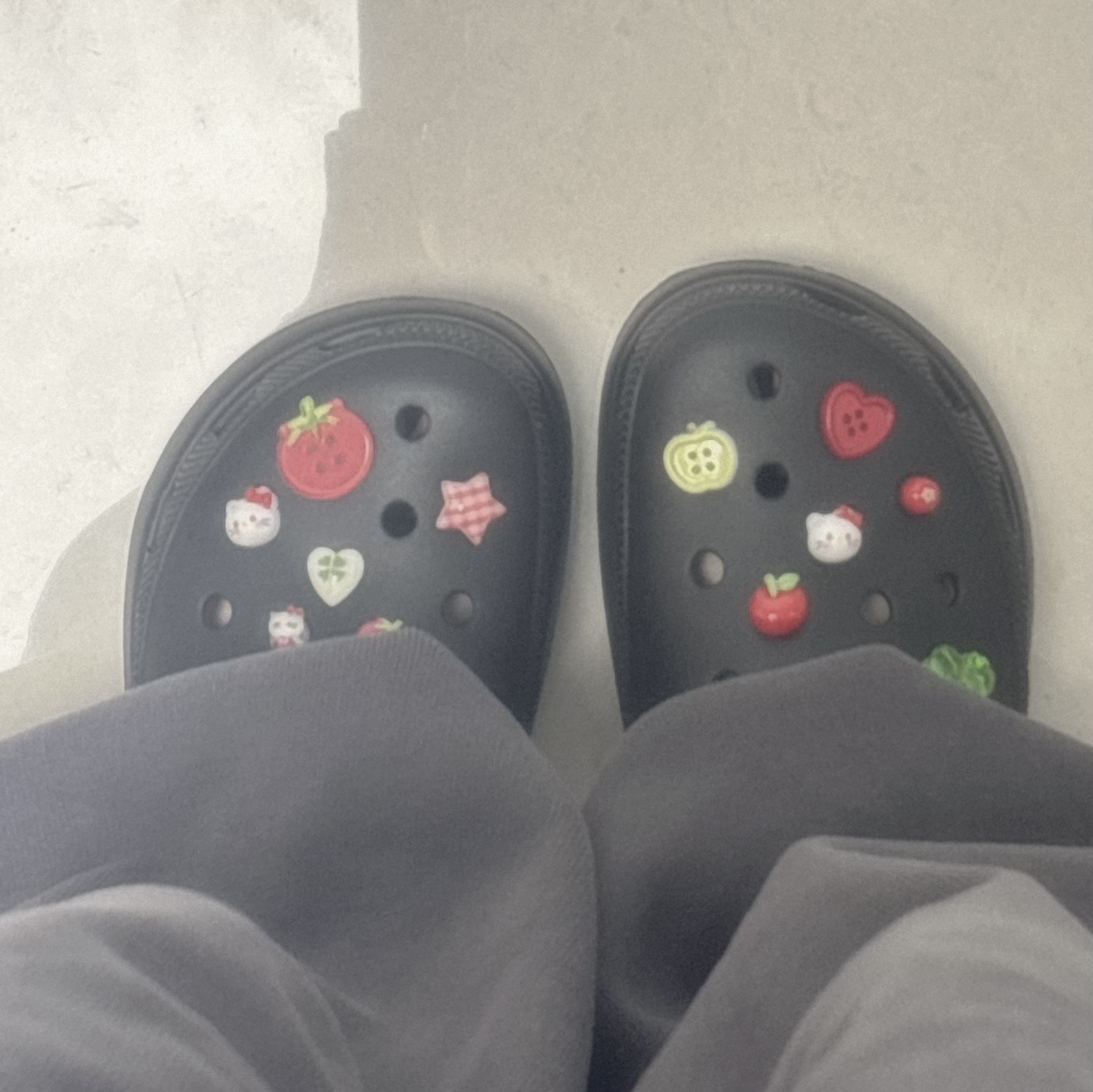 Crocs Classic Crush Clog Black 착용 스타일