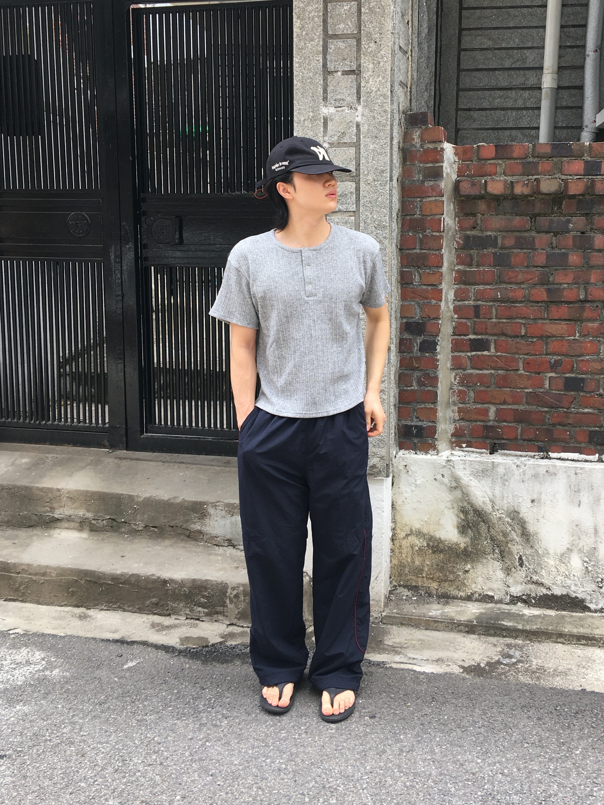 Aoiro 6-Panel Bone A/N Cap Black, Island Slipper Classic Leather Black 착용 스타일