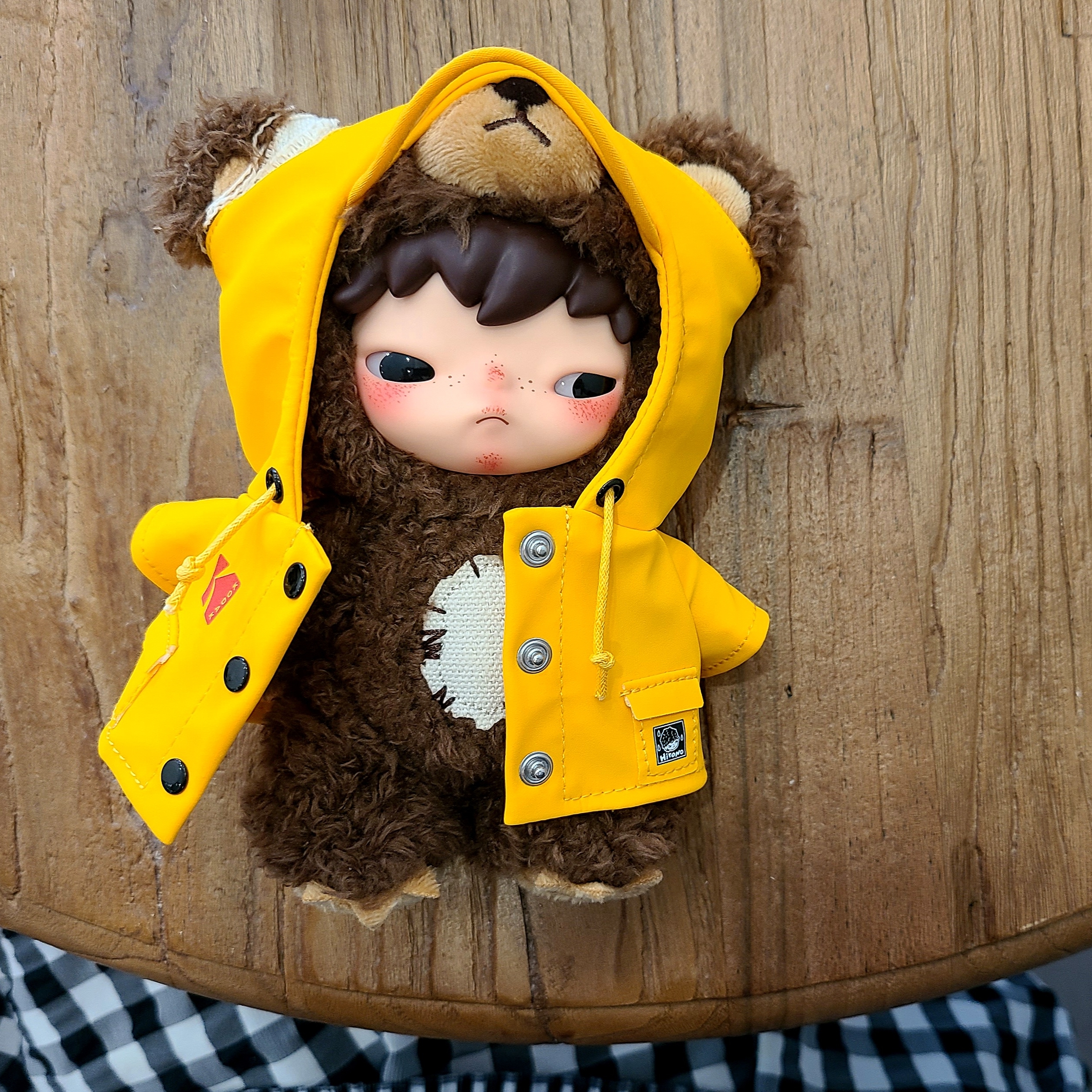 Pop Mart Hirono x Kodak Click Bear Plush Doll Pendant 착용 스타일 - 1