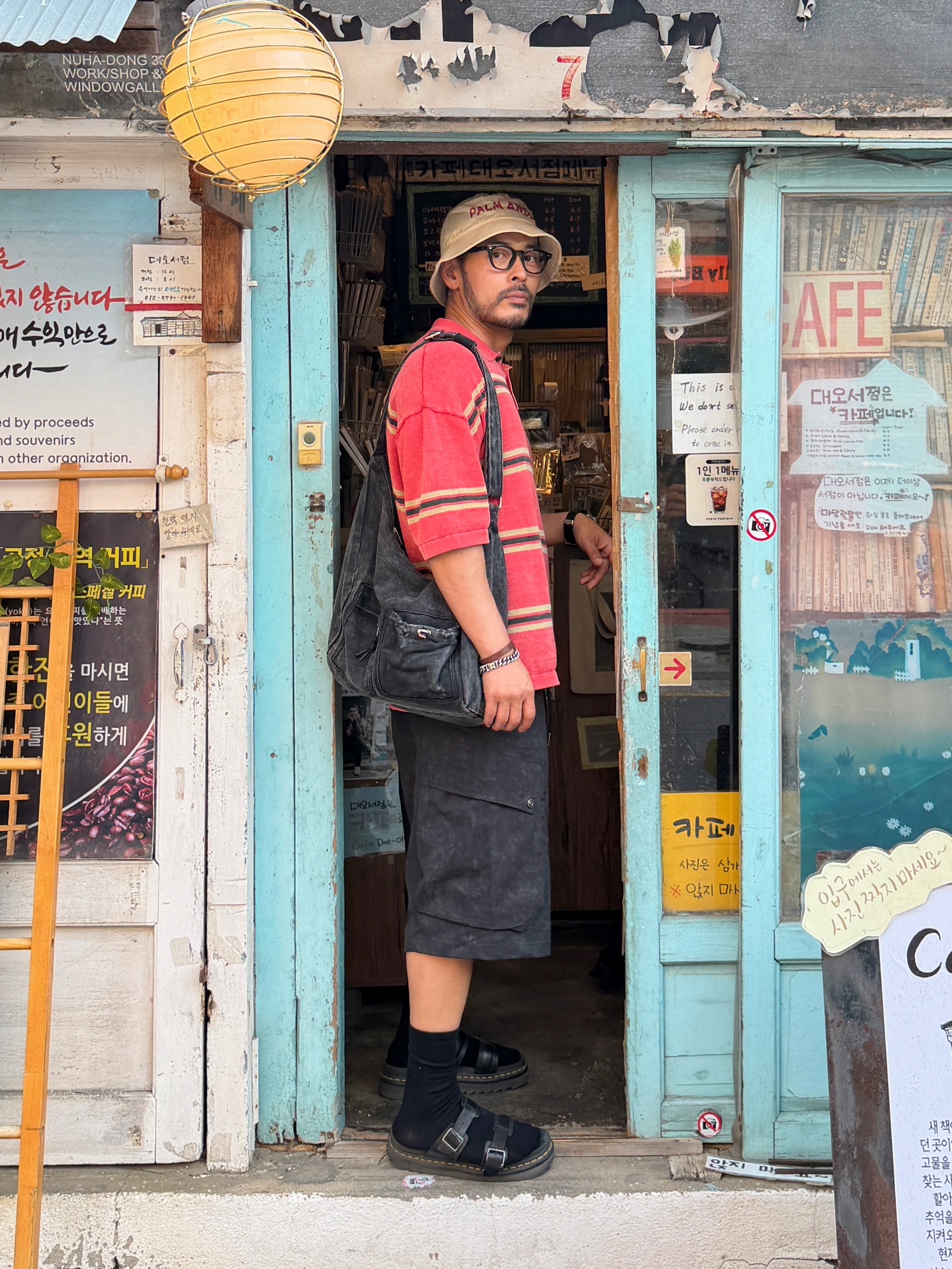 Dr. Martens Myles Sandal Black, Palm Angels Seasonal Logo Bucket Hat - Off White 착용 스타일 - 3