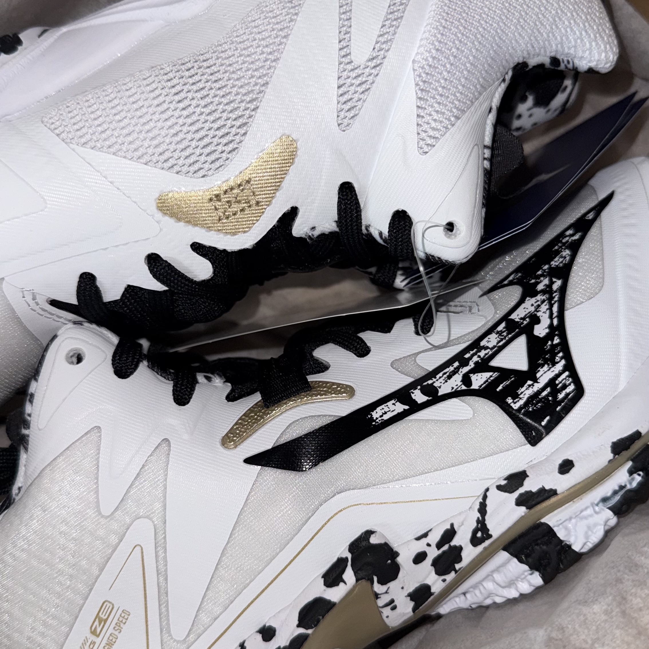 Mizuno Wave Lightning Z8 Mid White Black GE Gold 착용 스타일 - 1