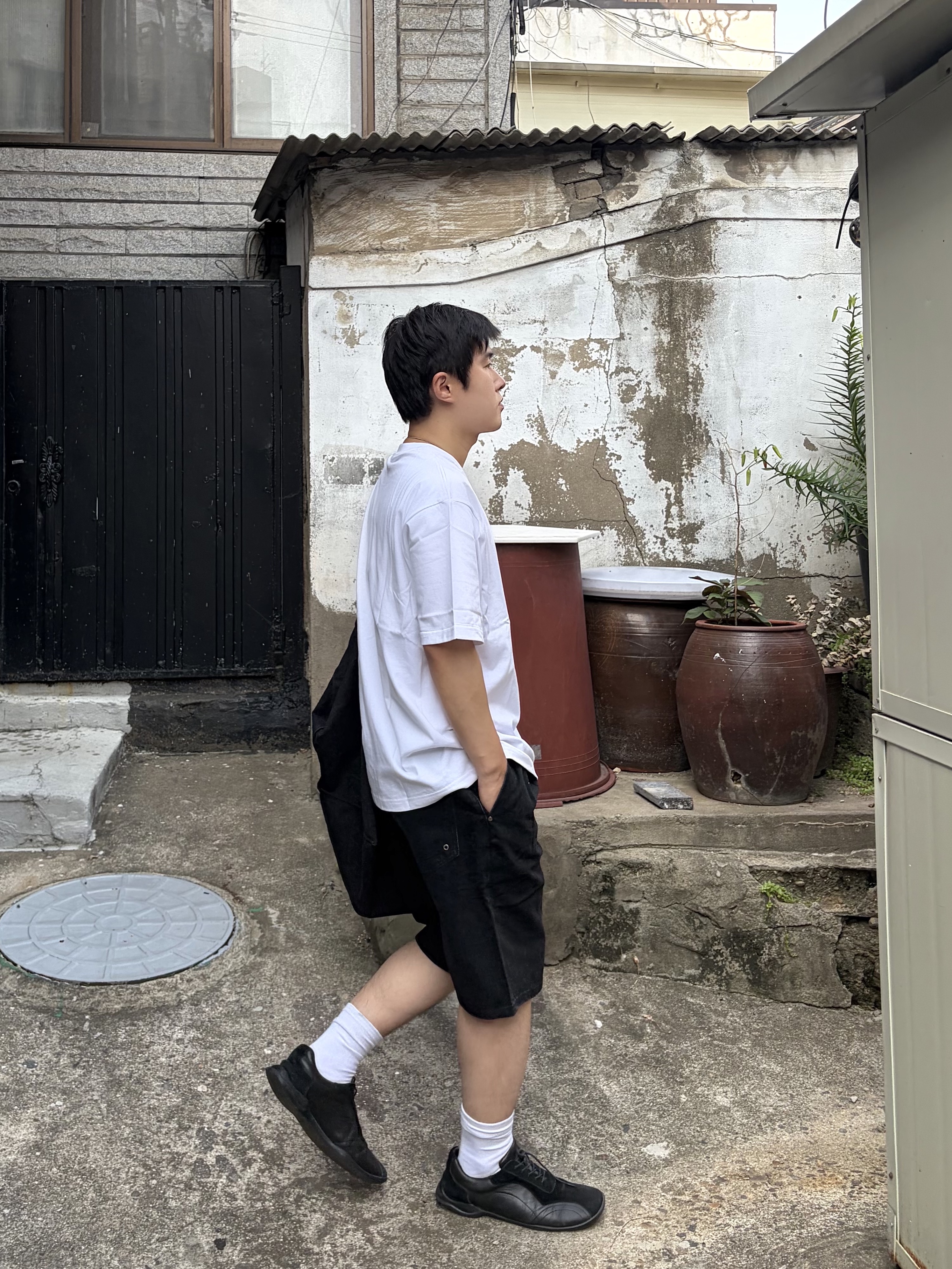 [KREAM 단독][니티드X림박스] Knitted Relaxed Washing Denim Two-Tuck Cinch Back Shorts Black, Pemont Square Black 착용 스타일 - 6