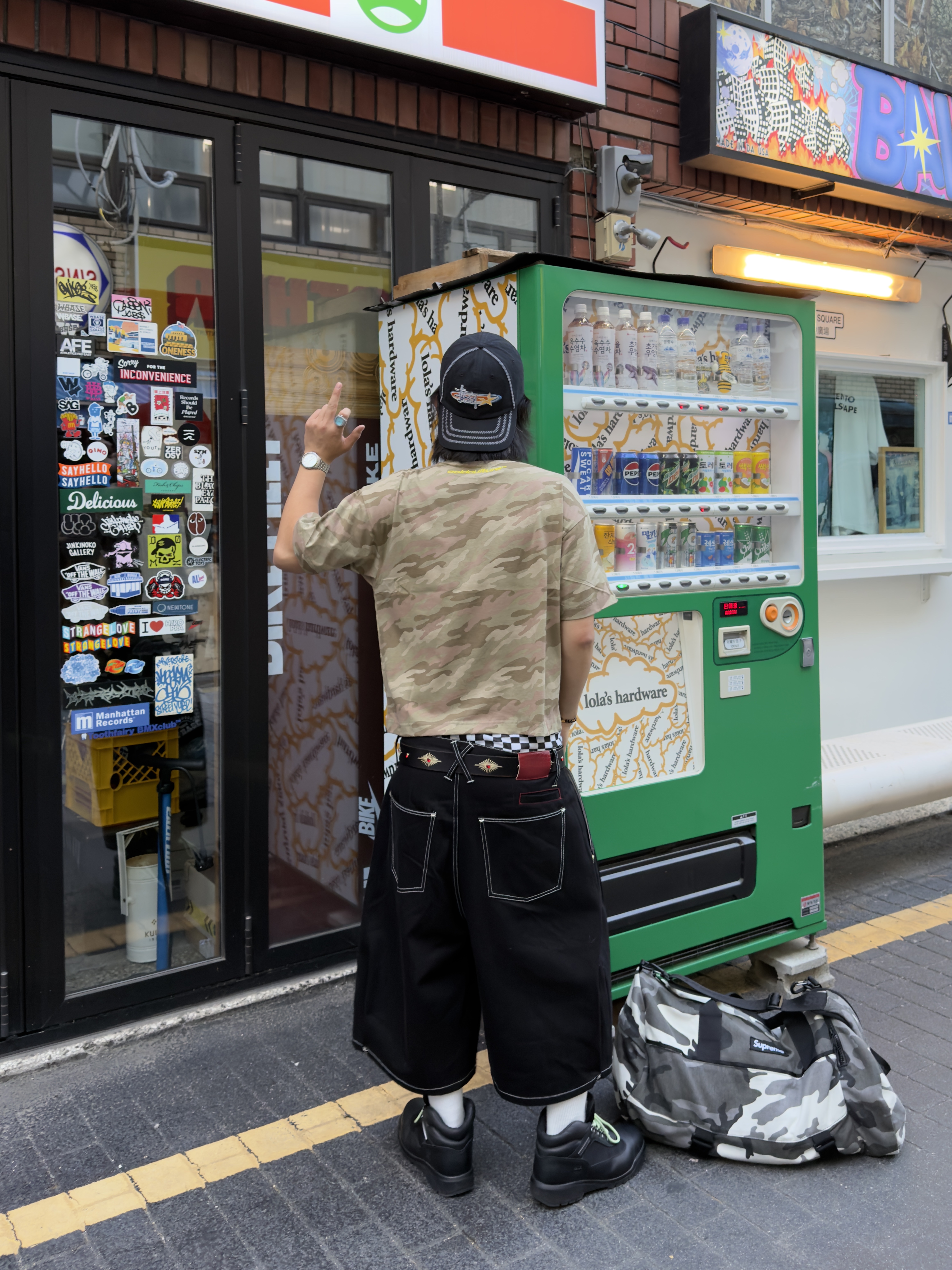 Stussy Oval Star Cap Black, Supreme Duffle Bag Snow Camo - 25SS 착용 스타일 - 4