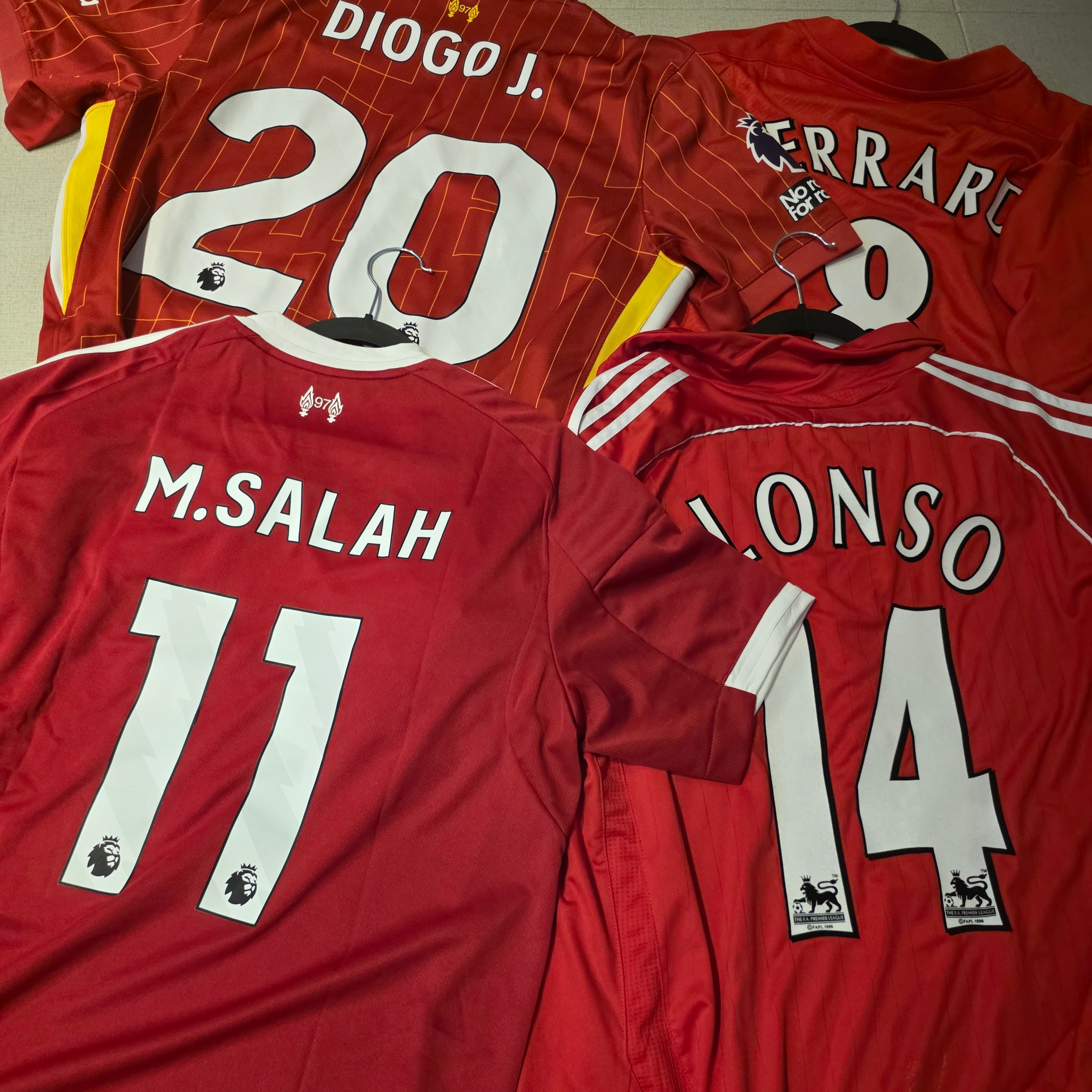 Adidas Liverpool FC 2025/26 Home Jersey Strawberry Red - KR Sizing (Non Marking Ver.), Nike Liverpool FC 2024/25 Dri-Fit Stadium Home Jersey Gym Red White Chrome Yellow (Non Marking Ver.) 착용 스타일 - 2