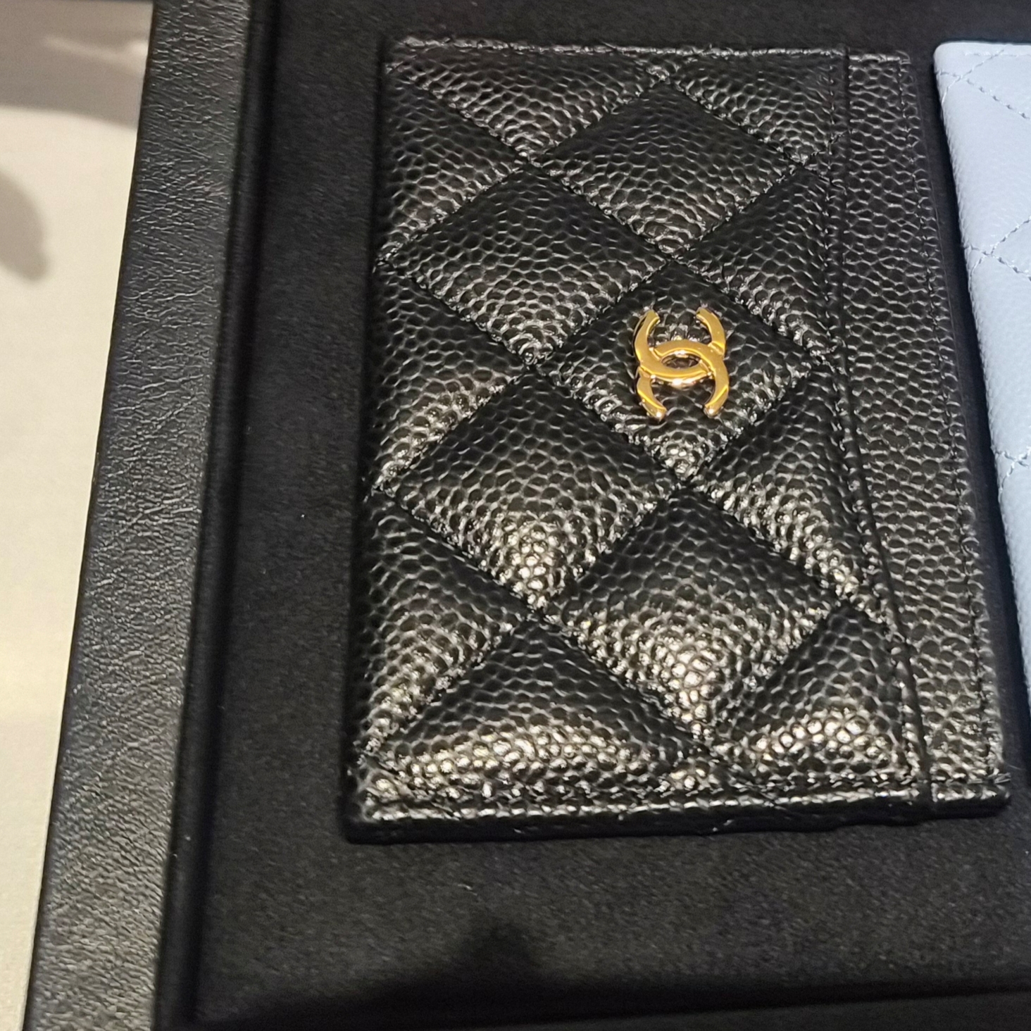 Chanel Classic Card Holder Grained Calfskin & Gold Black 착용 스타일 - 1