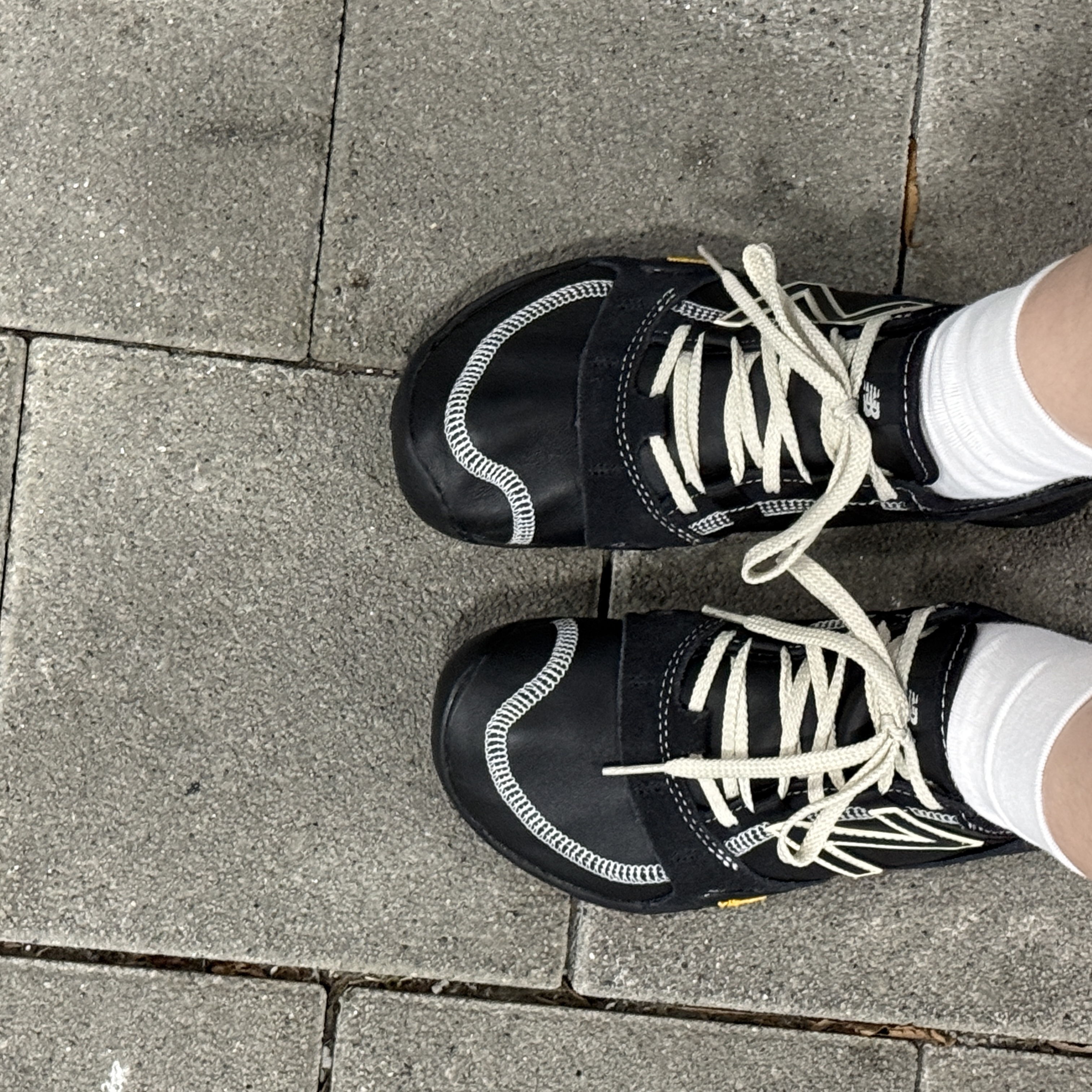New Balance MT10 Black Silver 착용 스타일 - 1