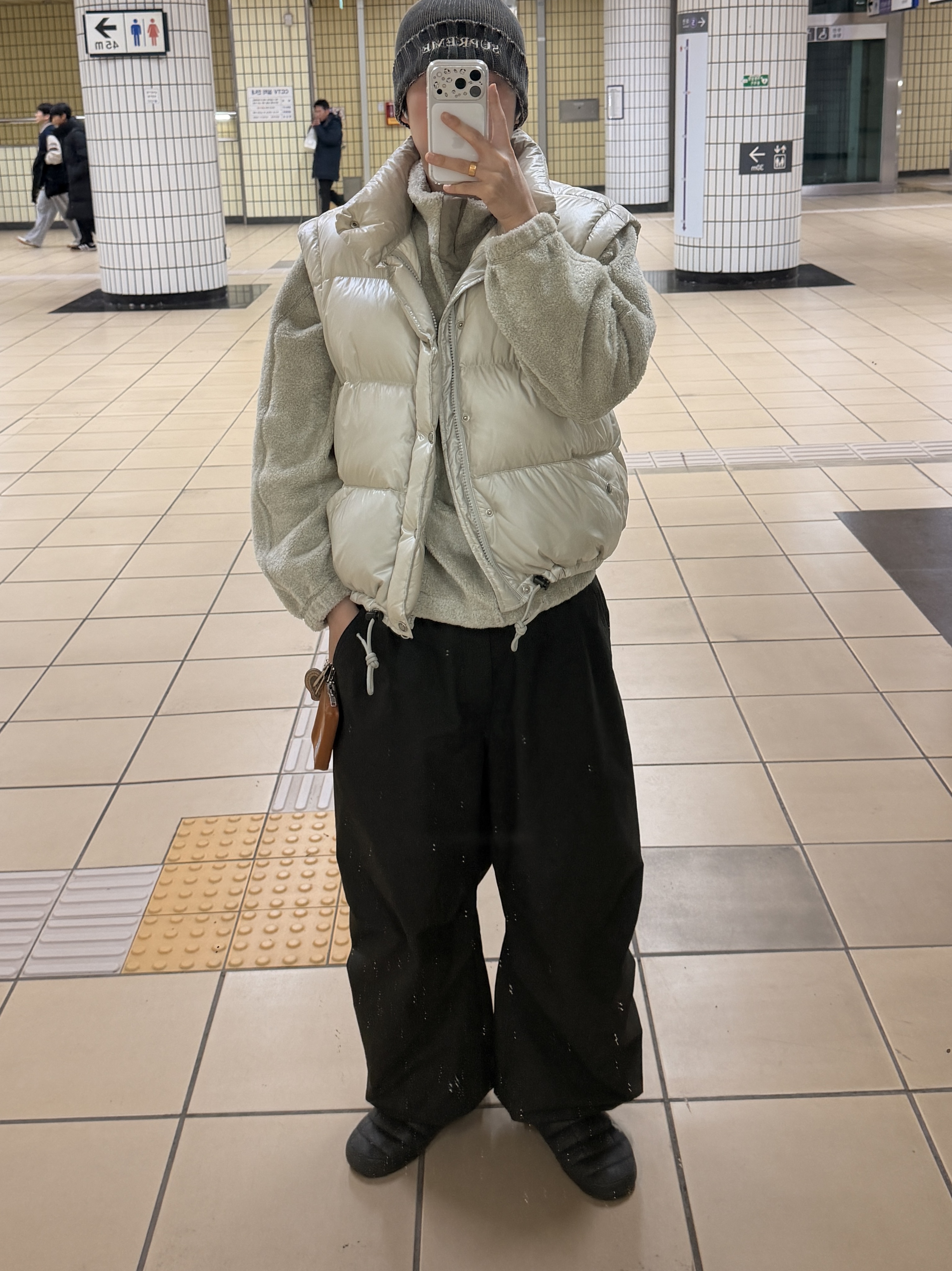 Balenciaga Washed Crayon Loop Oversized Hoodie Washed Black White, New Era 59Fifty MLB Authentic New York Yankees Game Navy 착용 스타일 - 5