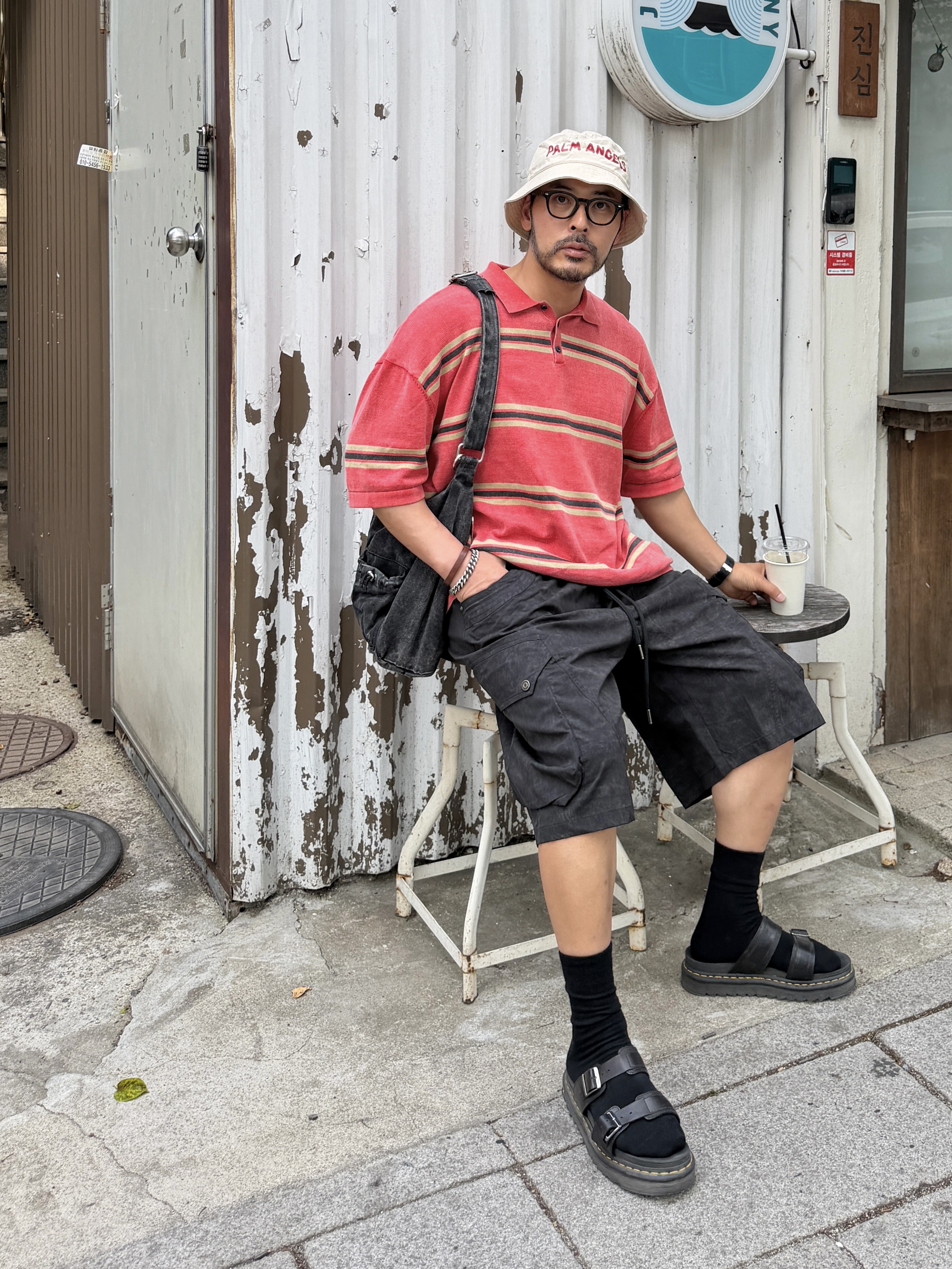 Dr. Martens Myles Sandal Black, Palm Angels Seasonal Logo Bucket Hat - Off White 착용 스타일 - 2