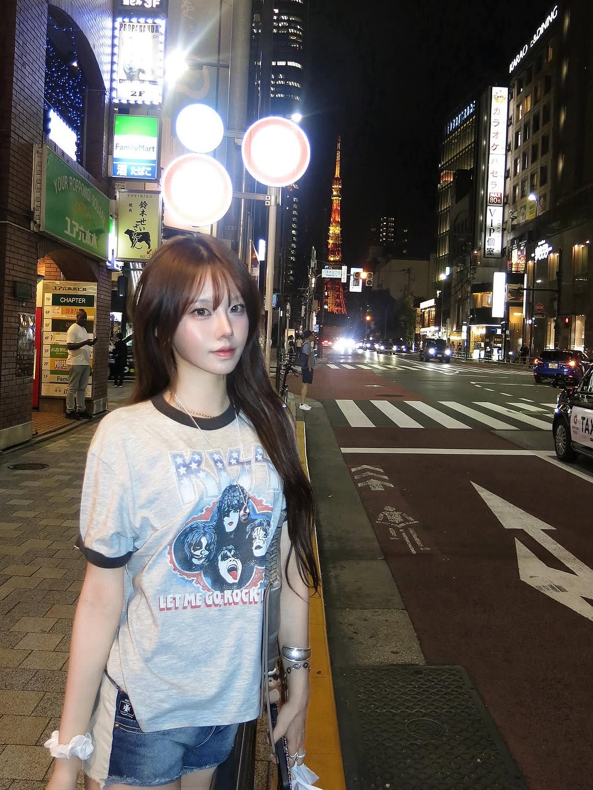 MAINBOOTH X KISS USA Logo T-shirt Gray 착용 스타일 - 2