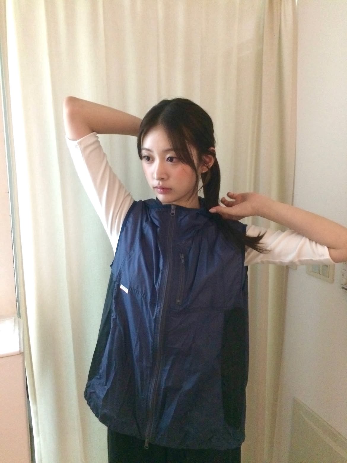 SPORT CHAMBER Light Active Hood Vest NAVY 착용 스타일 - 2