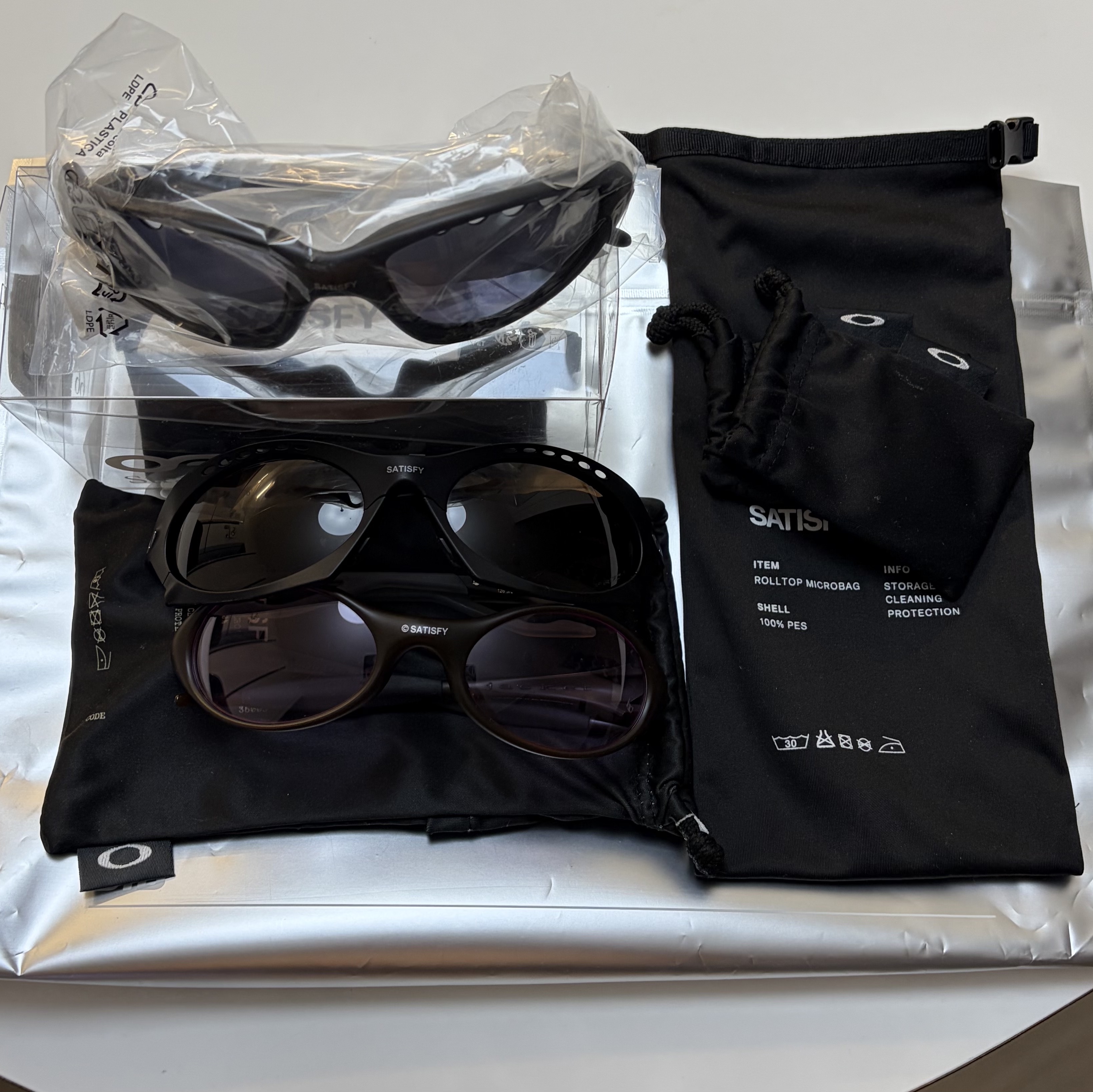Oakley x Satisfy Straight Jacket 99 O Matter Frame Prizm Black Lense, Oakley x Satisfy Plantaris Matte Black 착용 스타일