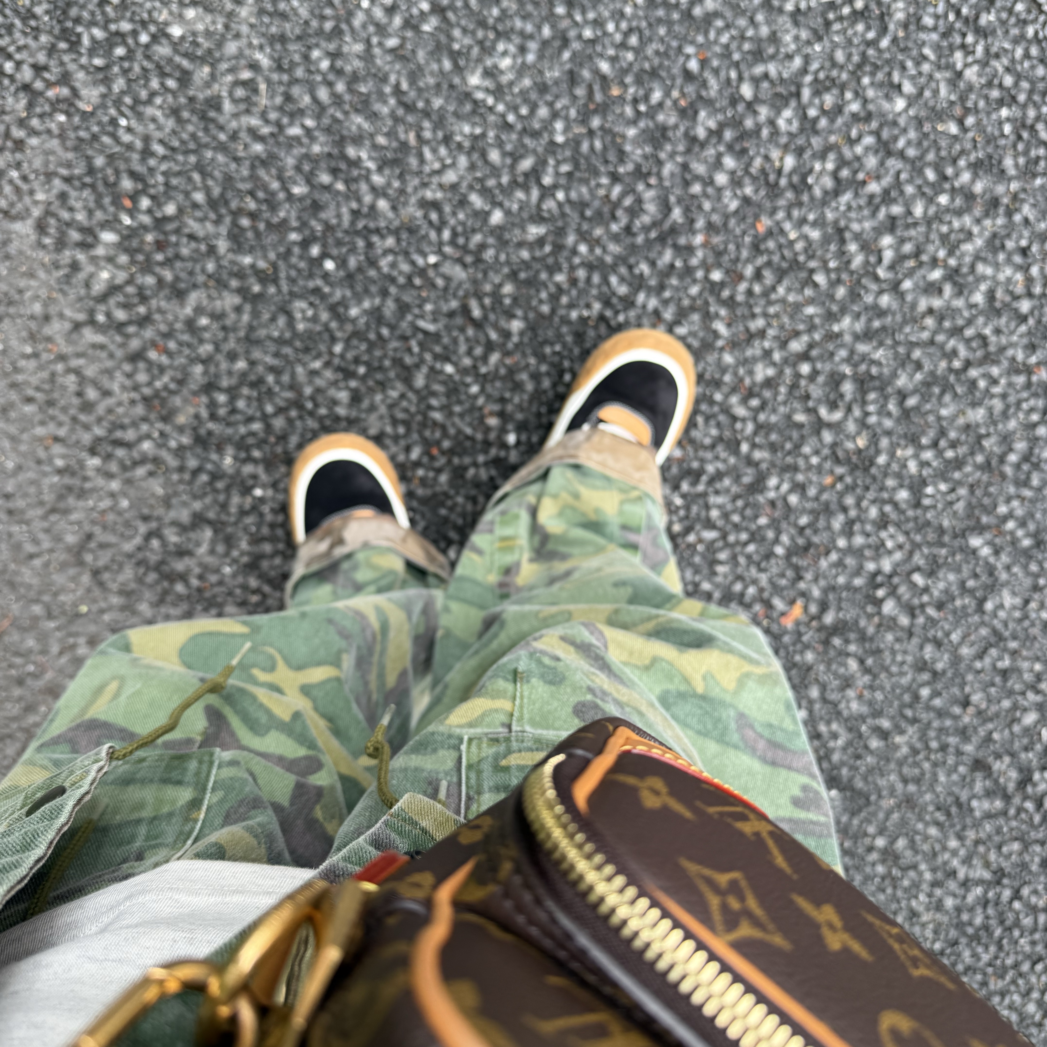 Louis Vuitton LV Tilted Sneakers Black 착용 스타일 - 2