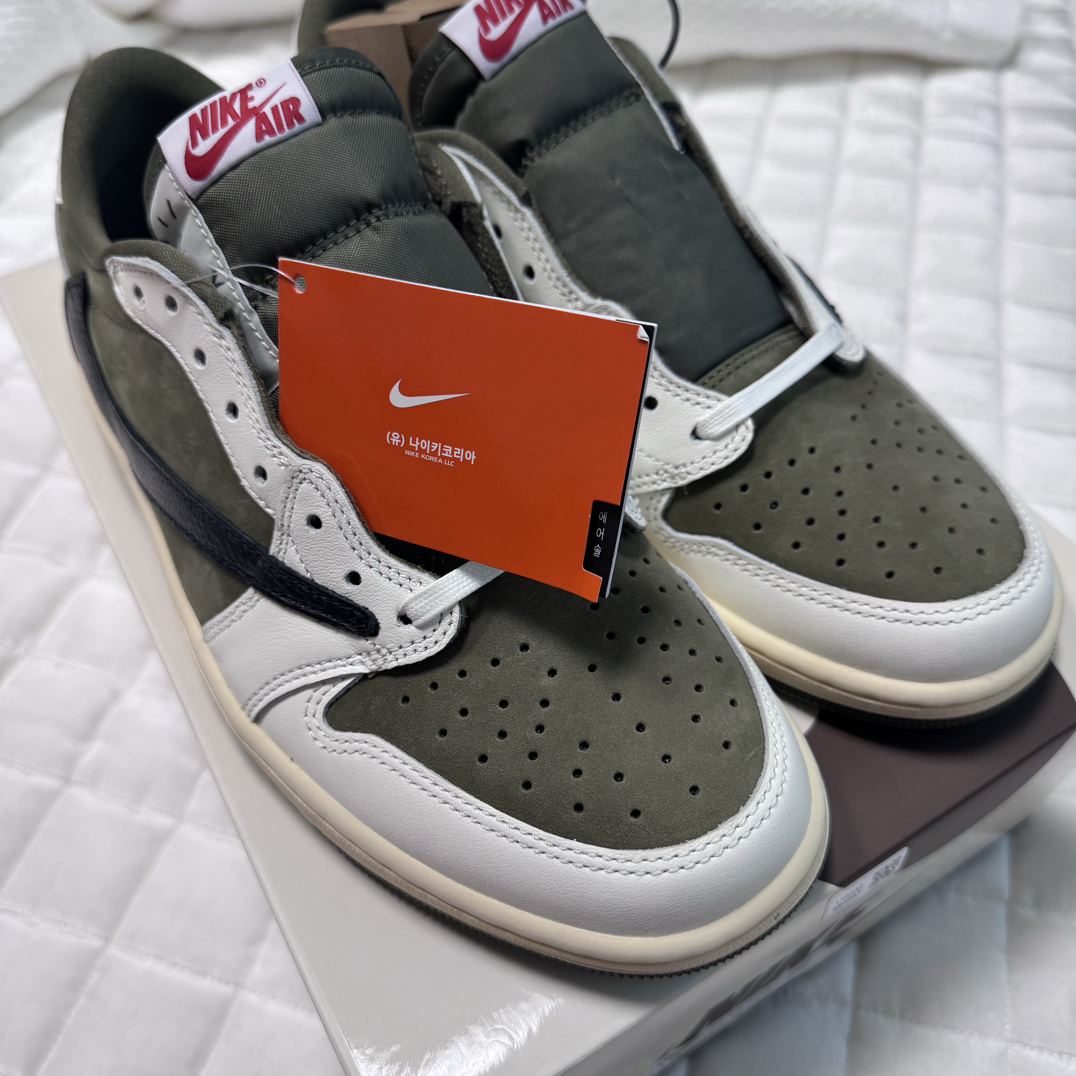 Jordan 1 x Travis Scott Retro Low OG SP Reverse Olive 착용 스타일