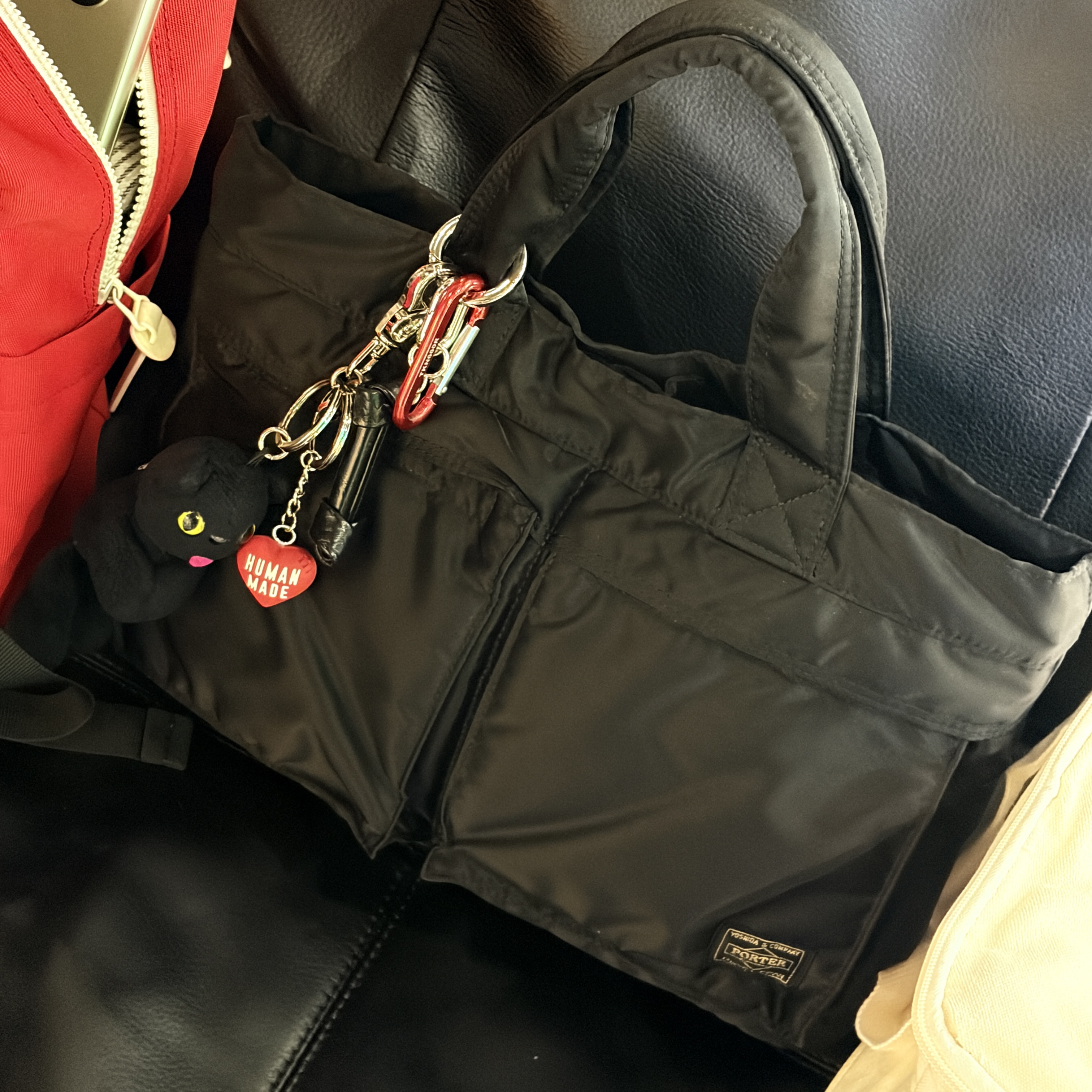 Porter Tanker New Tote Bag Black 착용 스타일