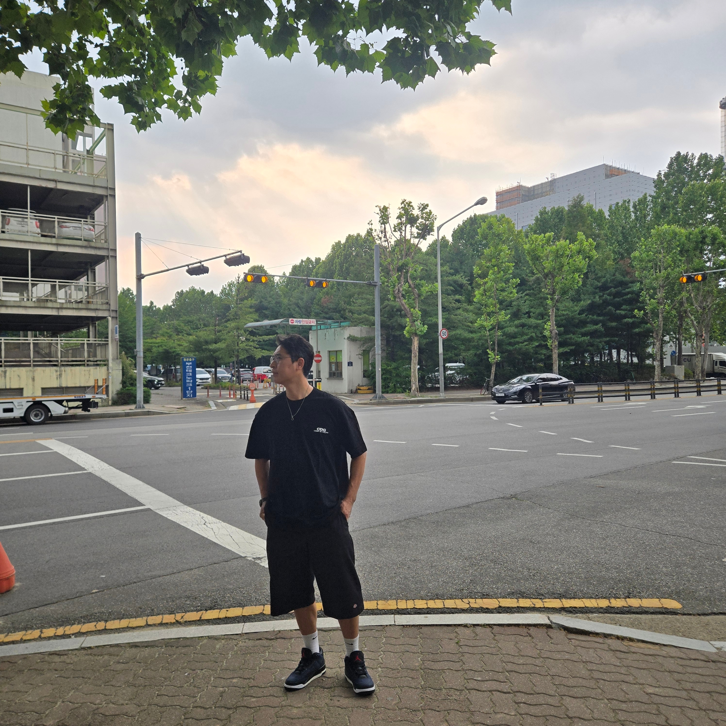CDG Oversized T-Shirt2 Black, Dickies Loose Fit 13 Inch Flat Front Work Shorts Black 착용 스타일 - 2