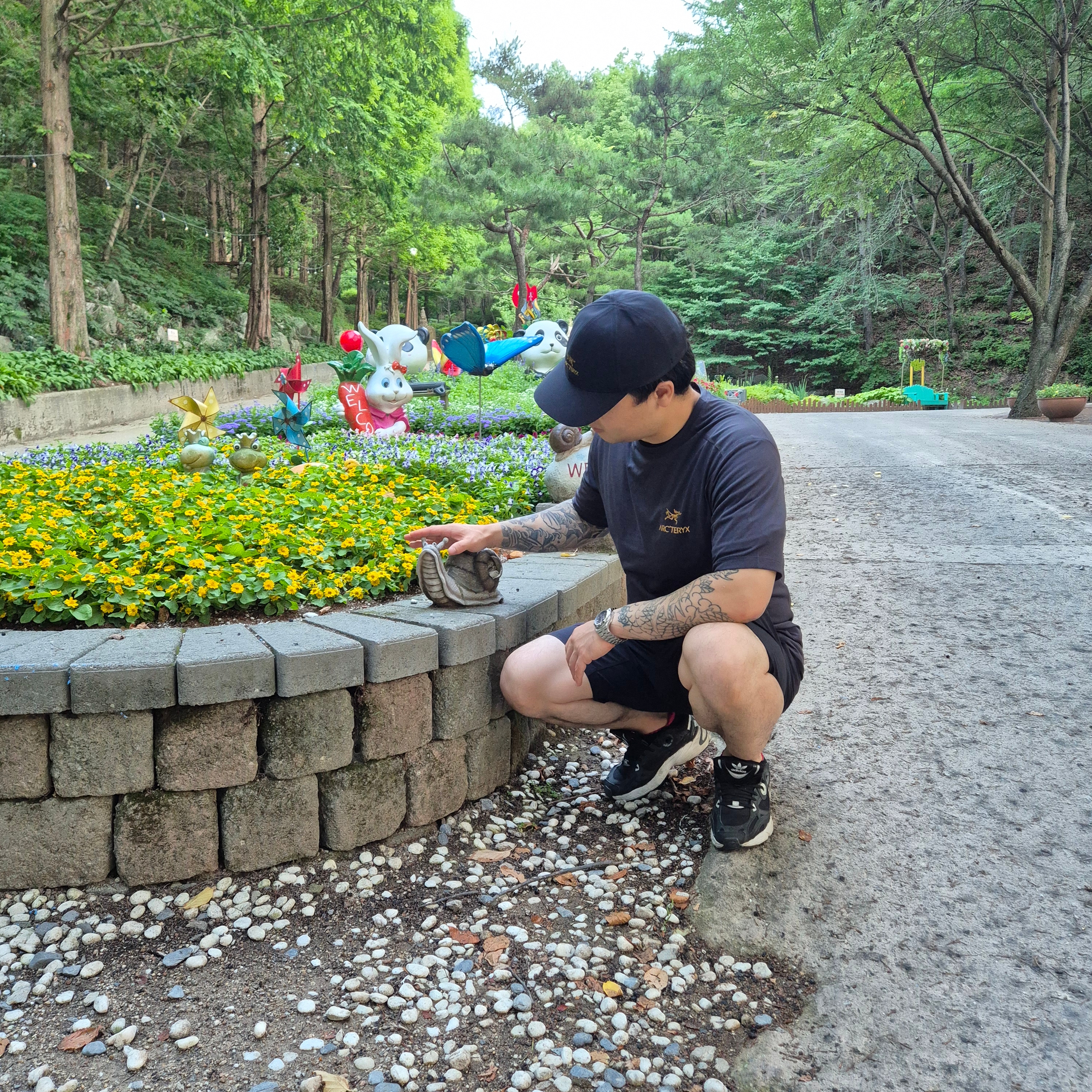 Arc'teryx Bird Word Cap 24K Black, Arc'teryx Motus Arcword Crew SS T-Shirt Black Heather 착용 스타일 - 2