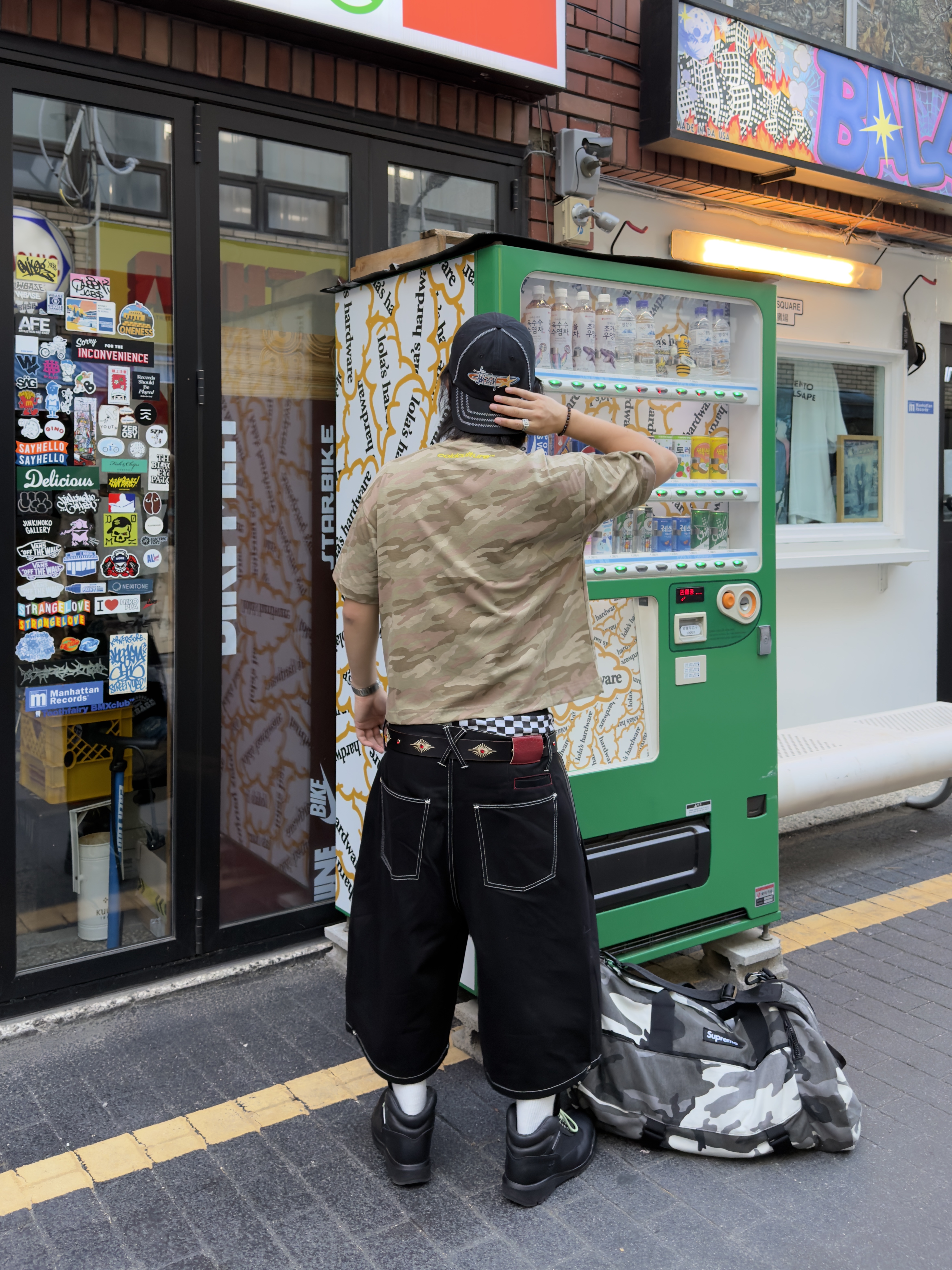Stussy Oval Star Cap Black, Supreme Duffle Bag Snow Camo - 25SS 착용 스타일 - 3
