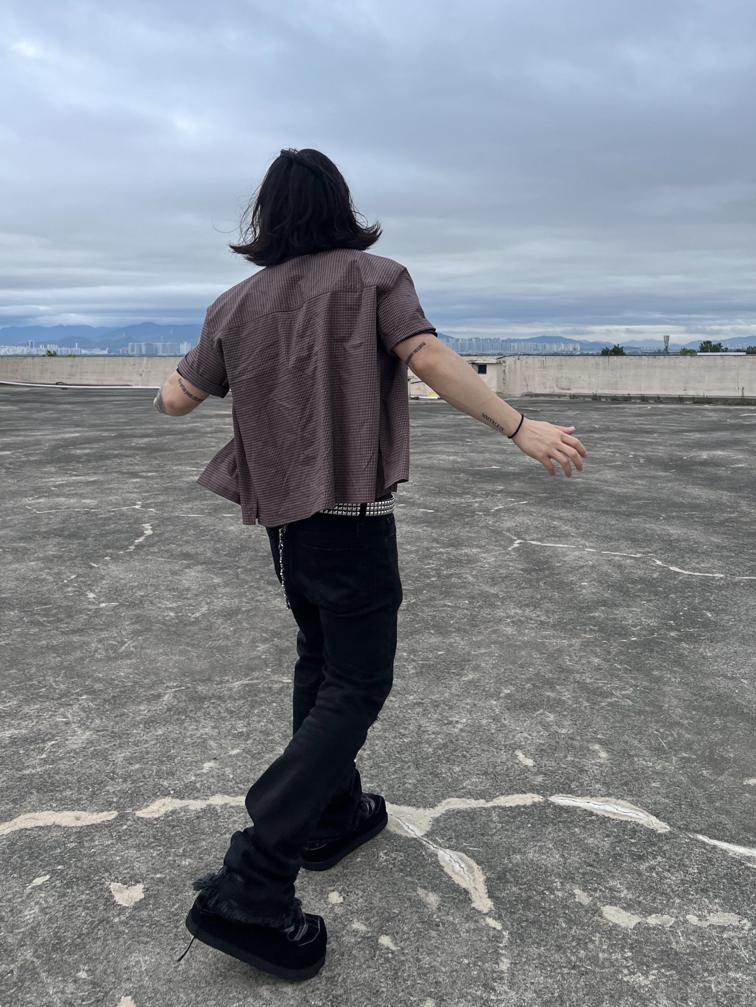 Undermycar Crewgu Double Layered Flared Jeans Moonless Night - 23FW 착용 스타일 - 7
