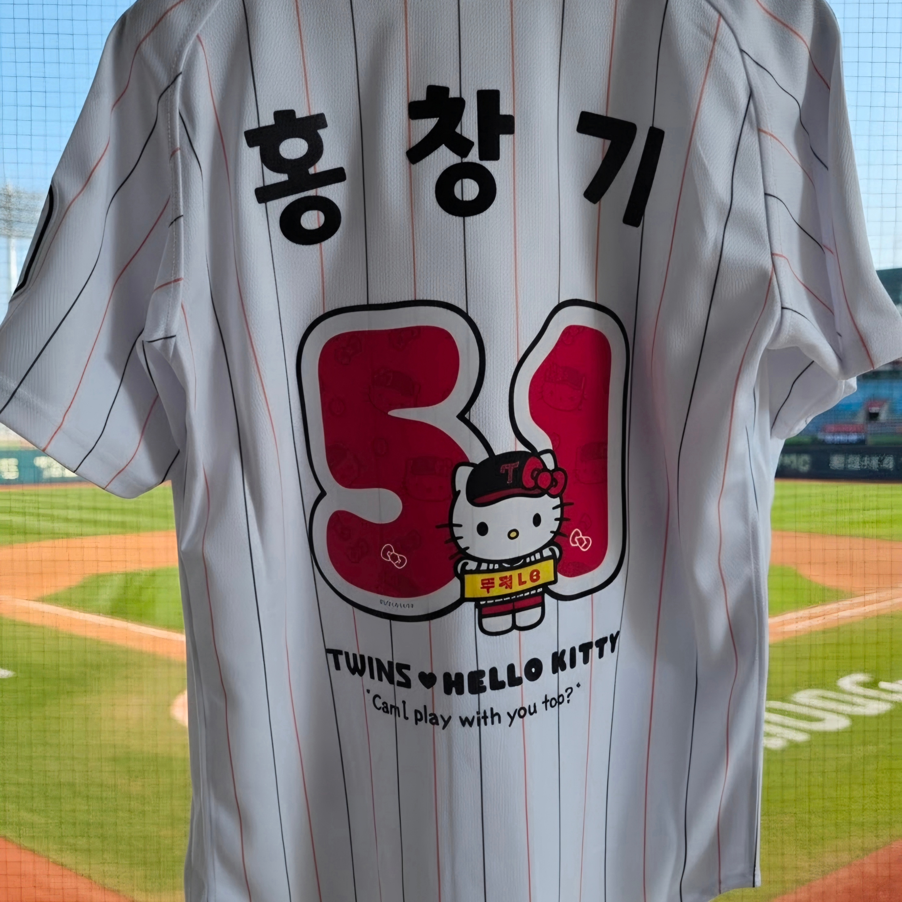 LG Twins x Hello Kitty Character Uniform White Pink (Non Marking Ver.) 착용 스타일