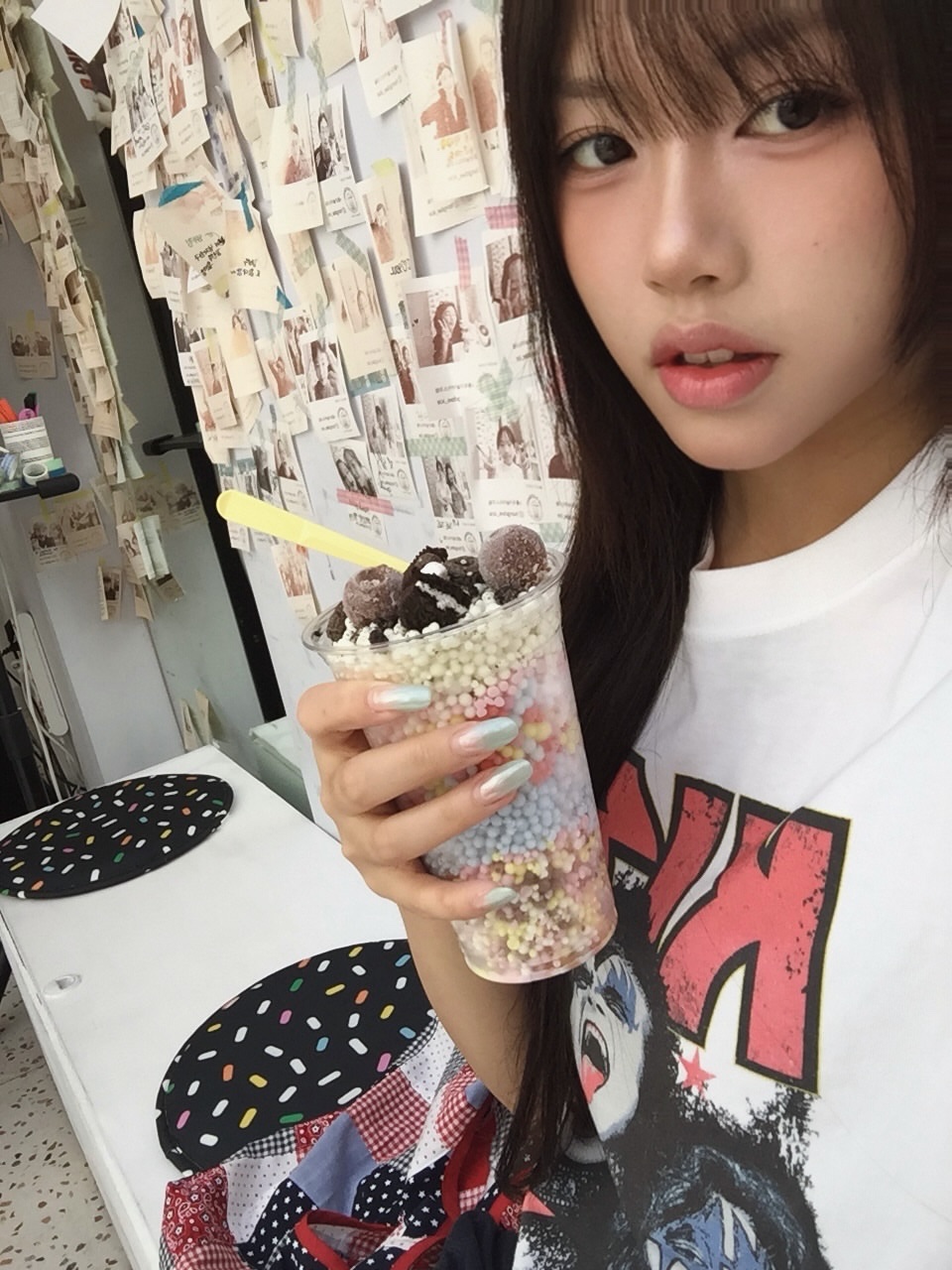 MAINBOOTH X KISS Shooting Star T-shirt White 착용 스타일 - 3