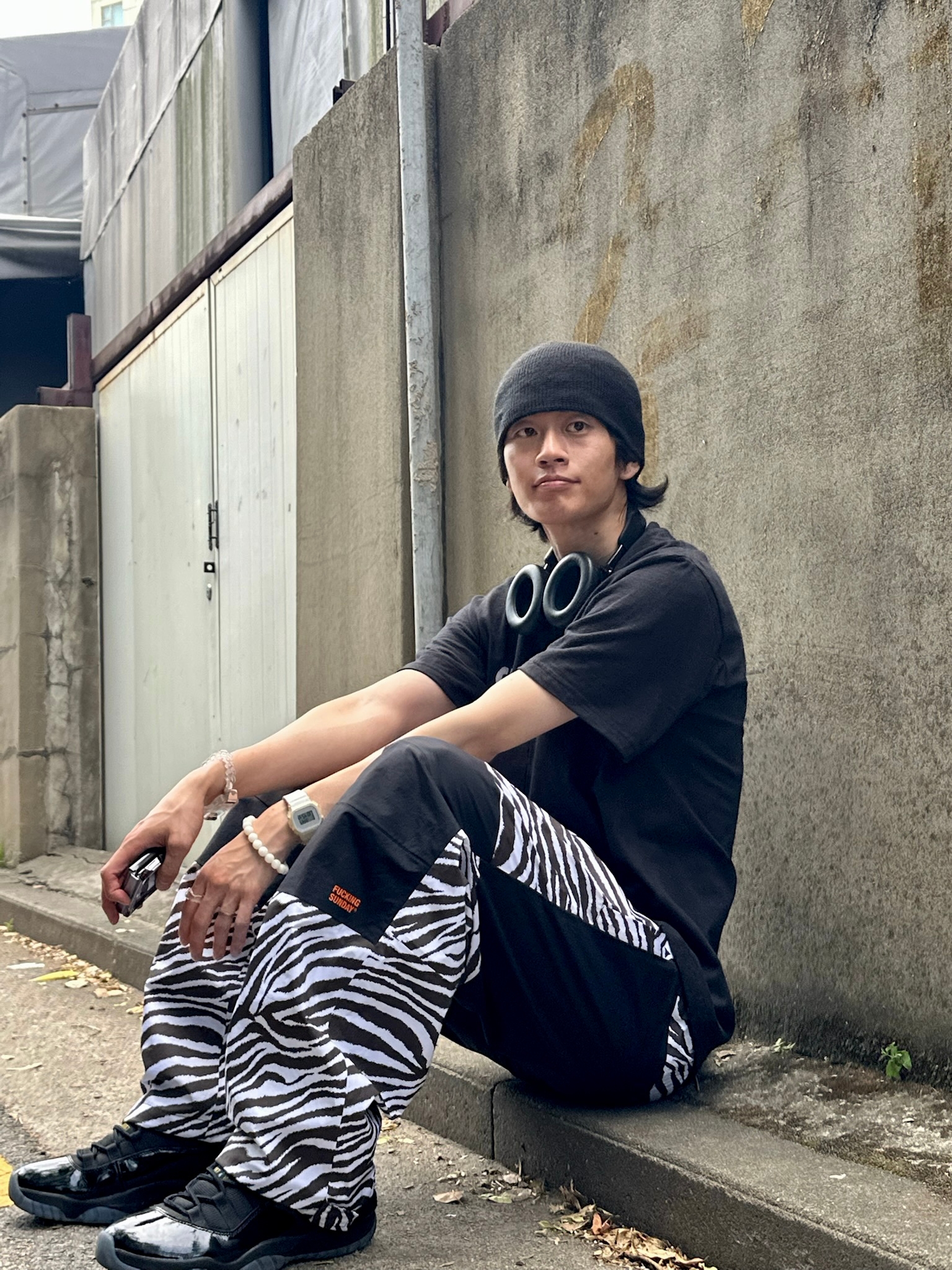 Supreme Hard T-Shirt Black - 26SS, Jordan 11 Retro Gamma 착용 스타일 - 3