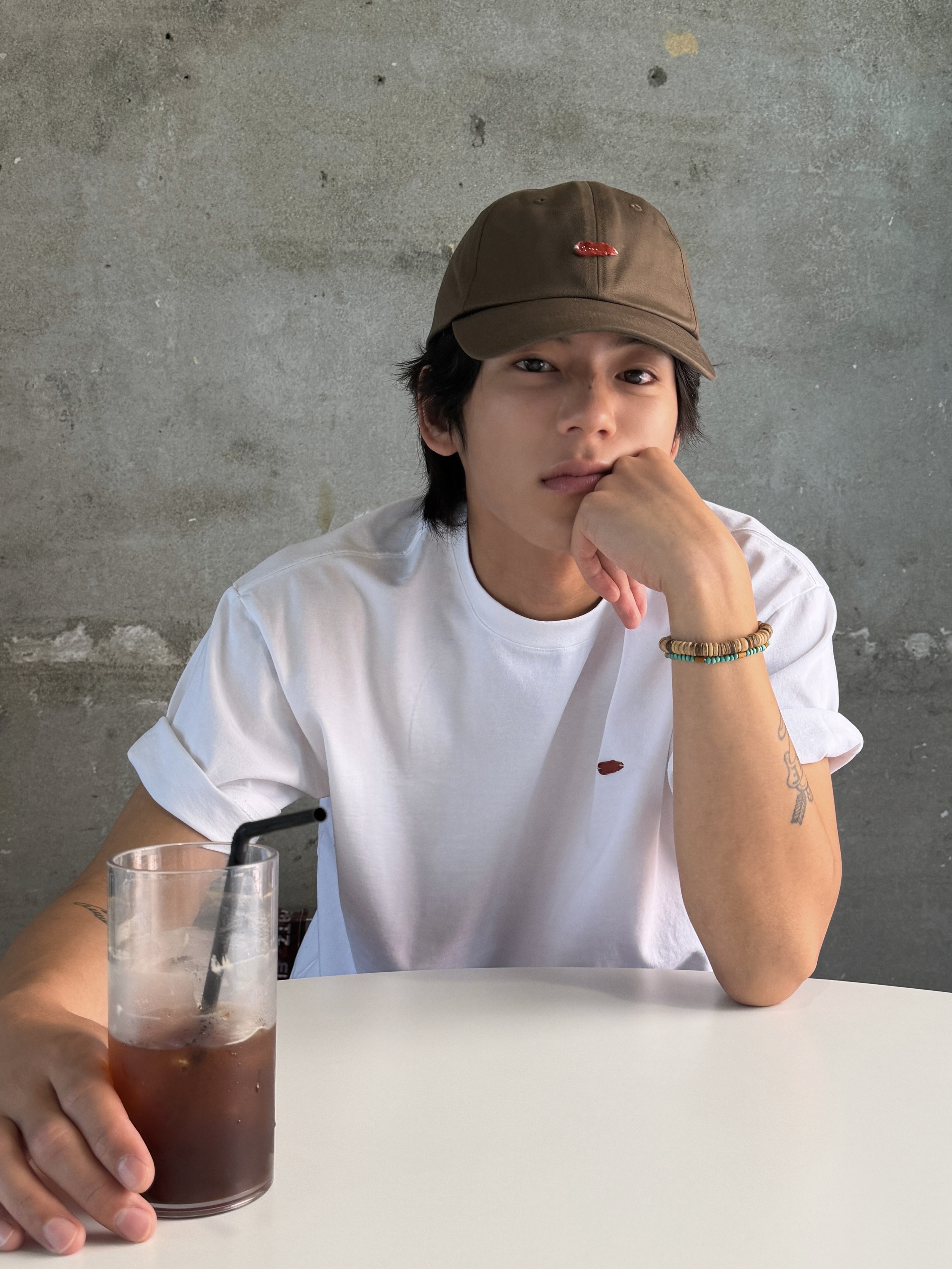 AKRYL Icon Cap Maron - 26FW, AKRYL Jersey Tee White - 26FW 착용 스타일 - 3