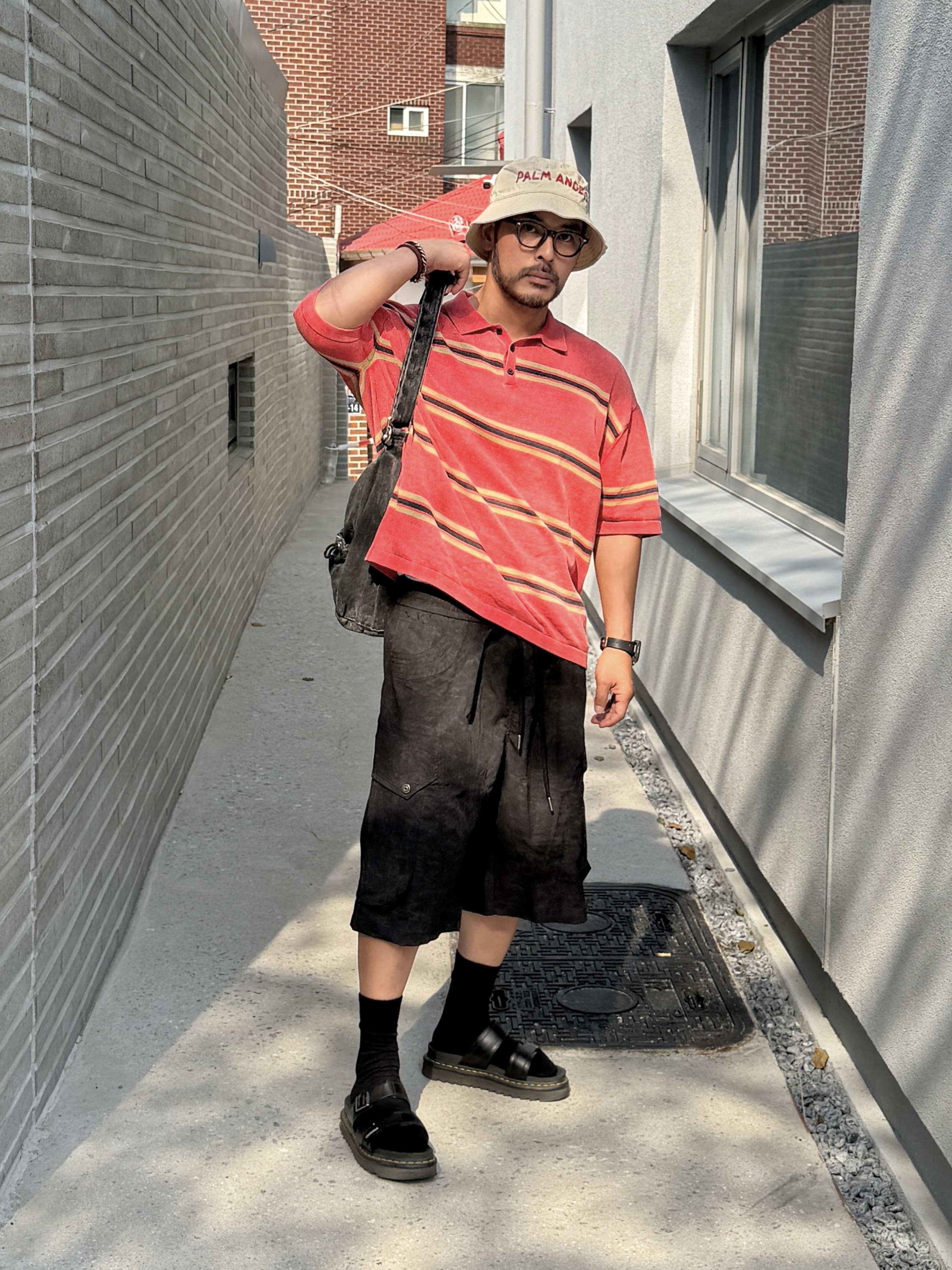 Dr. Martens Myles Sandal Black, Palm Angels Seasonal Logo Bucket Hat - Off White 착용 스타일 - 1