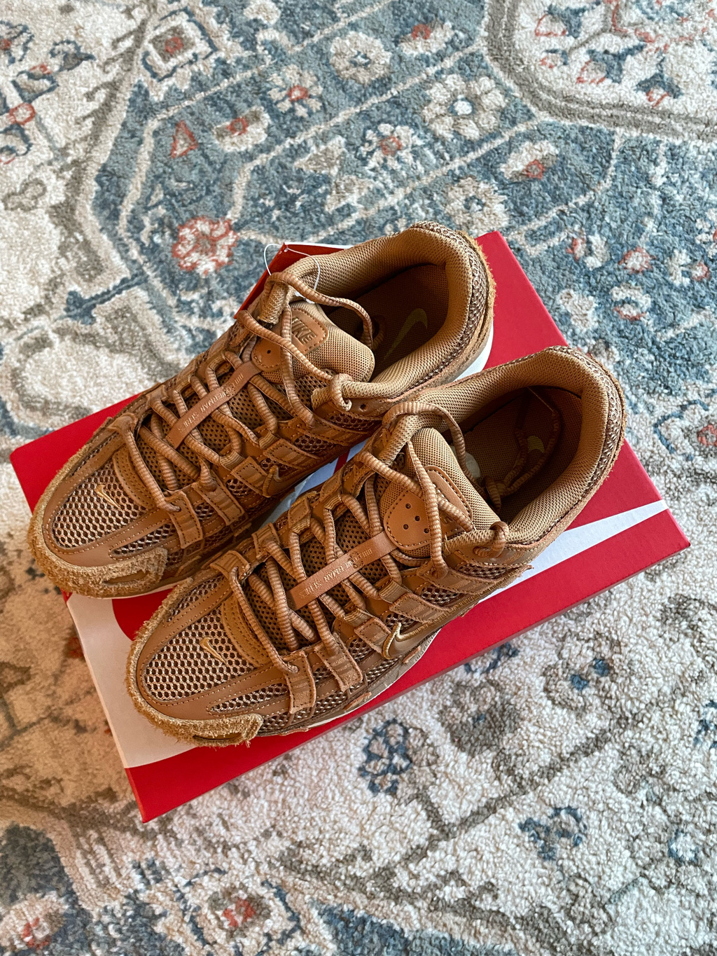 Nike P-6000 SE Flax Metallic Gold 착용 스타일 - 2