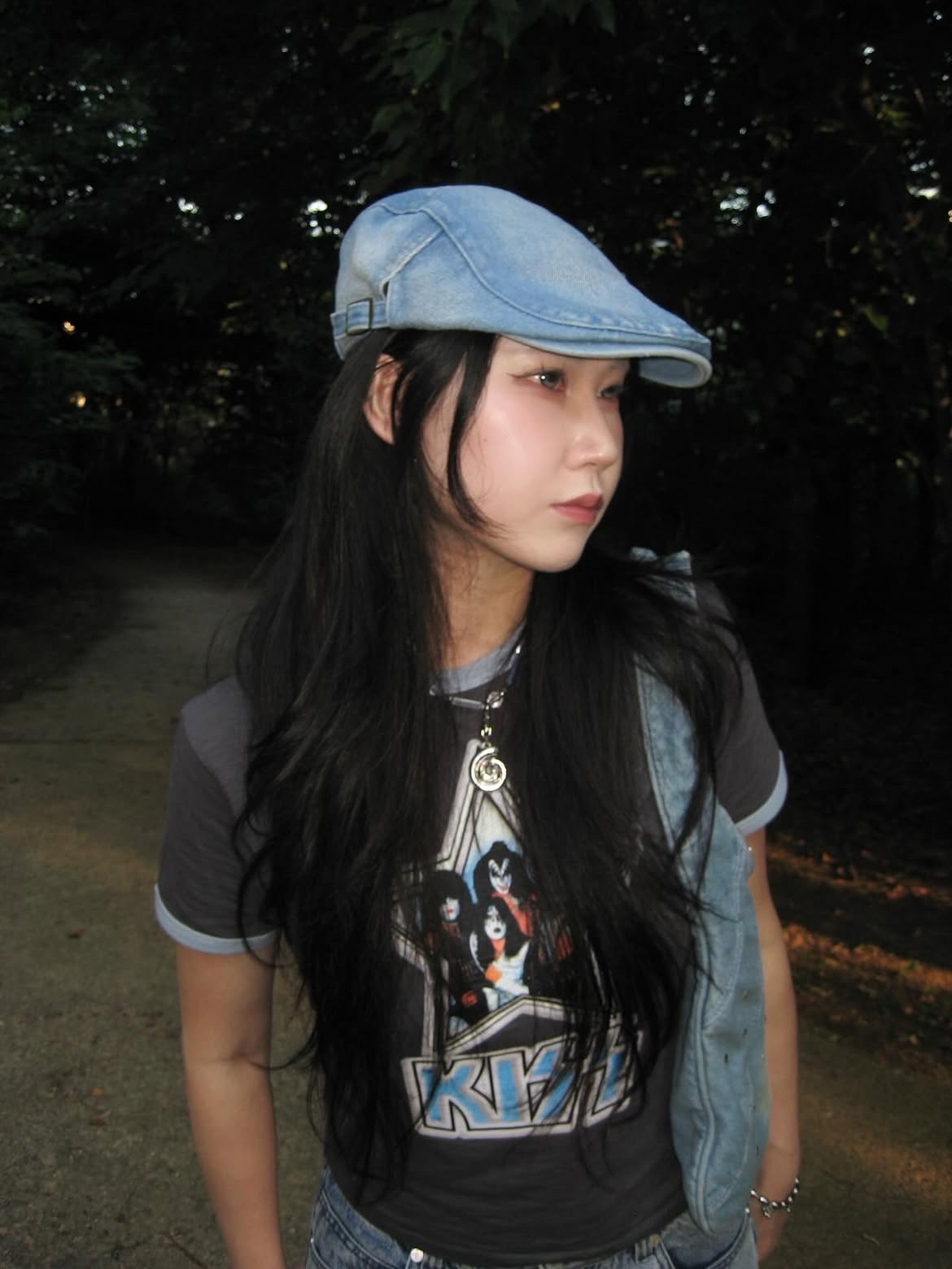 MAINBOOTH X KISS Woman Star T-shirt Charcoal 착용 스타일 - 4