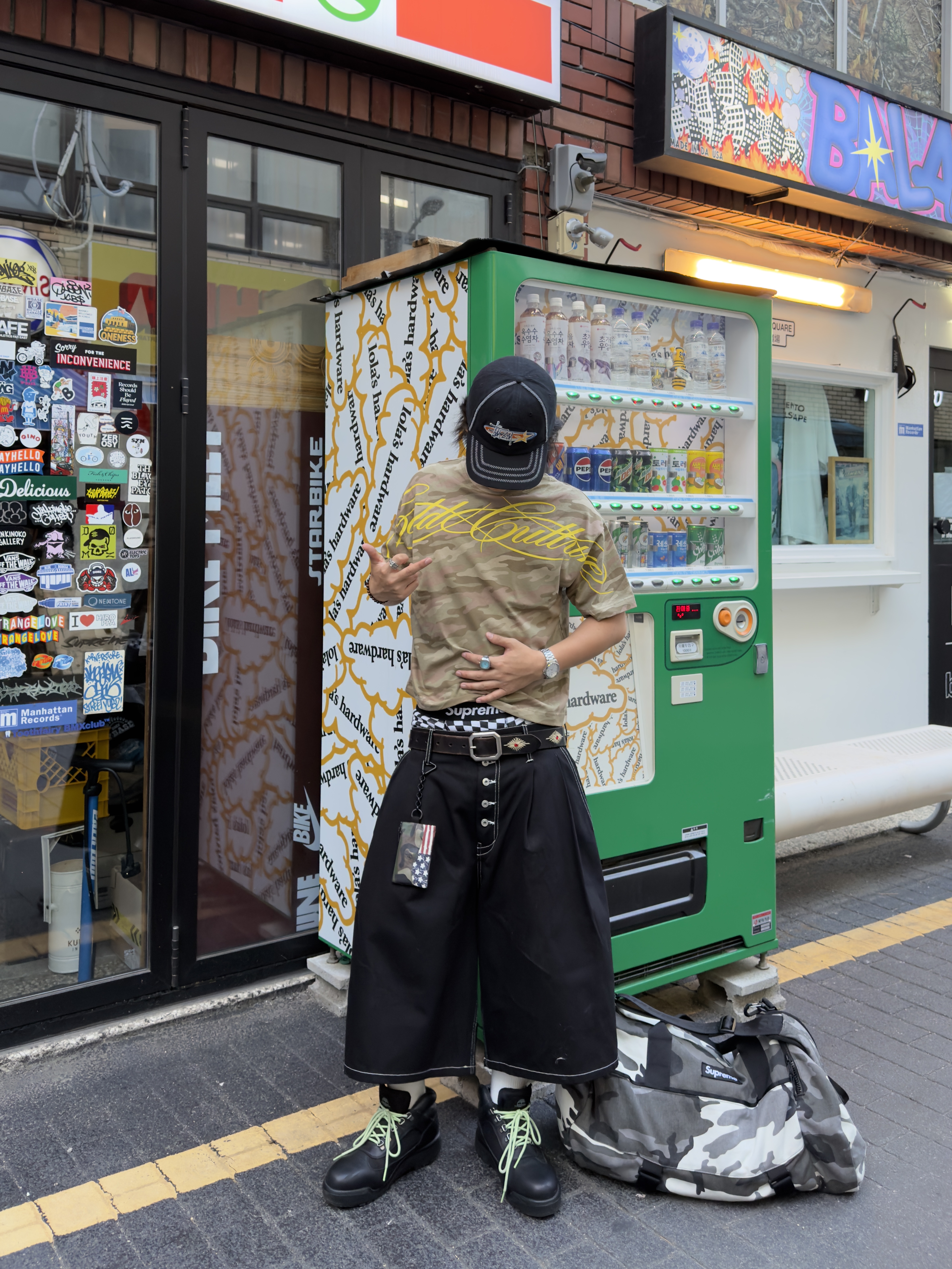Stussy Oval Star Cap Black, Supreme Duffle Bag Snow Camo - 25SS 착용 스타일 - 1