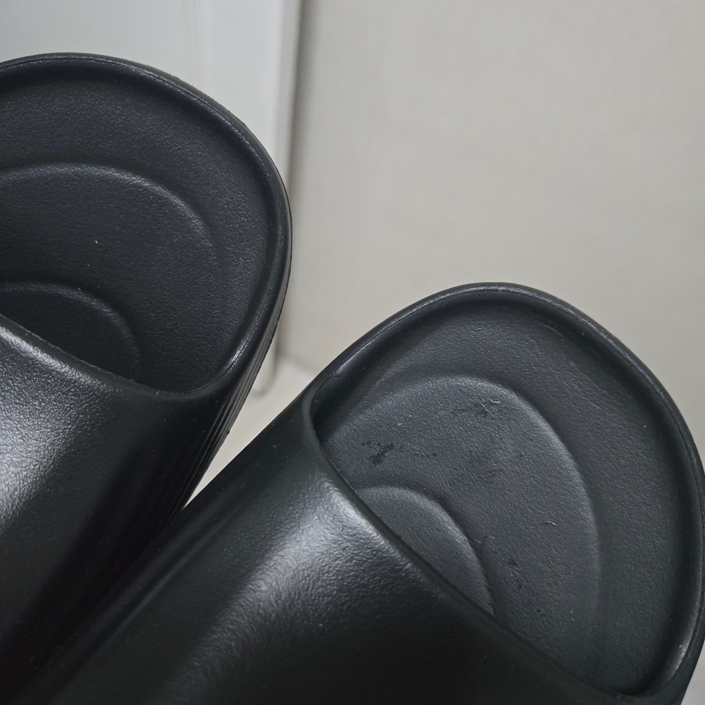 Nike ReactX Rejuven8 Slide Black 착용 스타일