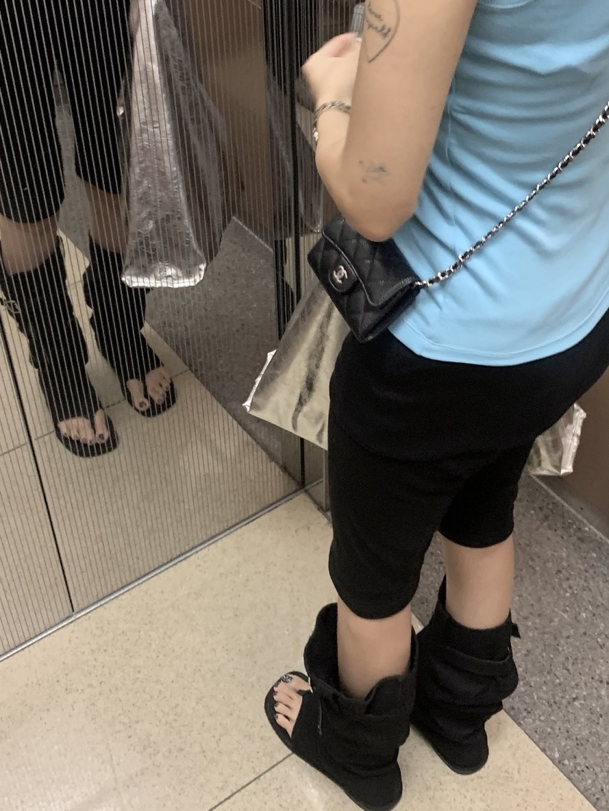 Chanel Classic Card Holder Grained Calfskin & Silver Black 착용 스타일