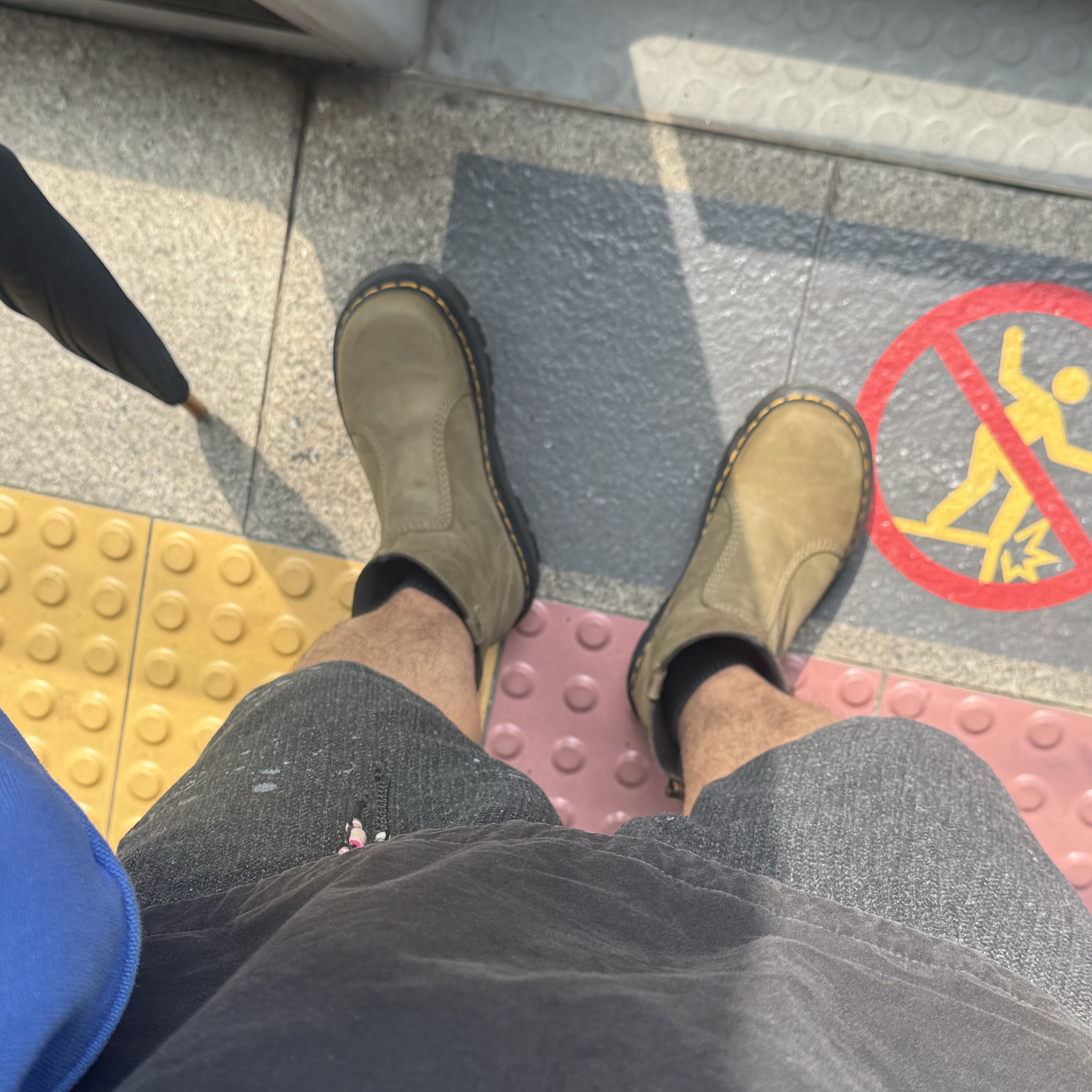 (W) Dr. Martens Zebzag Rigger Leather Boots DMS Olive 착용 스타일 - 1