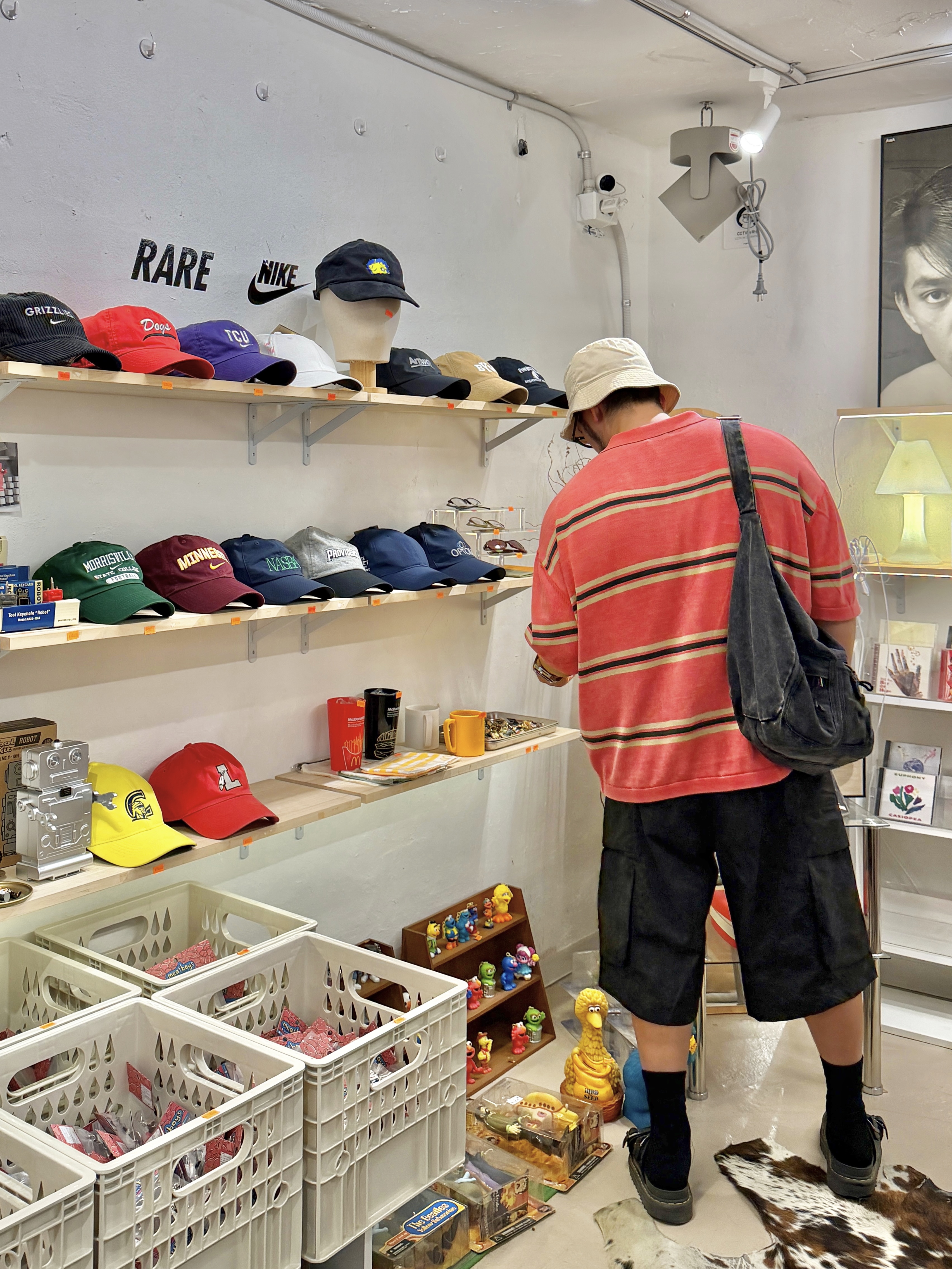 Dr. Martens Myles Sandal Black, Palm Angels Seasonal Logo Bucket Hat - Off White 착용 스타일 - 4