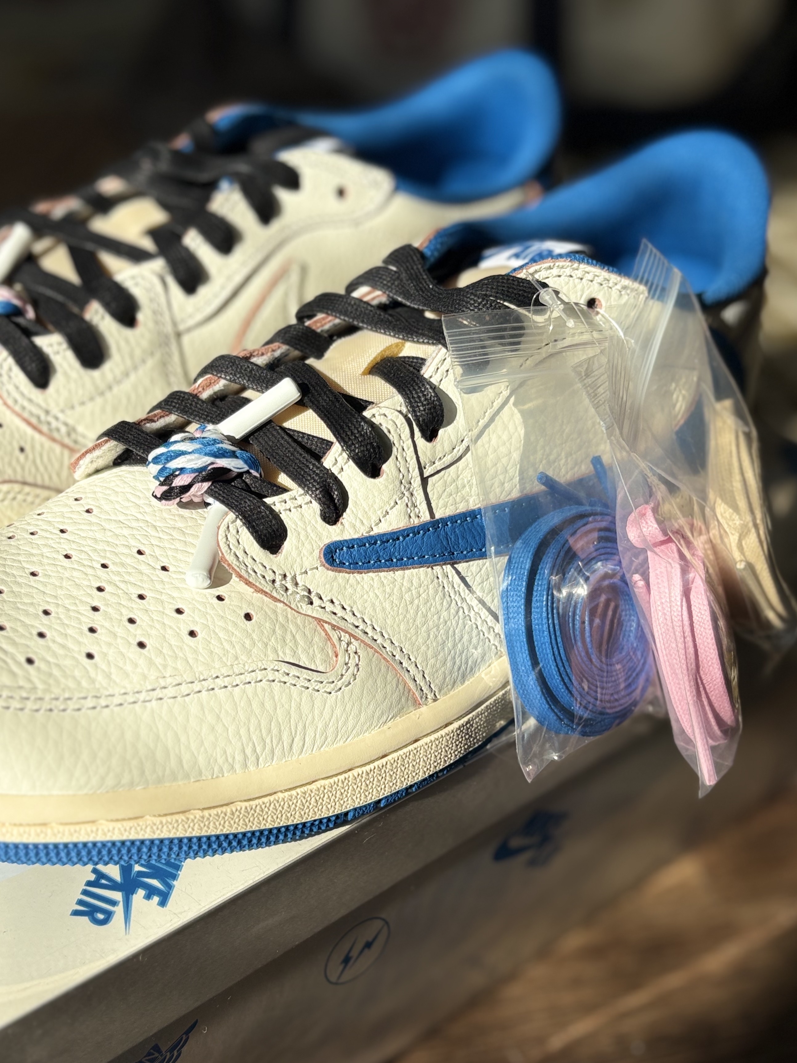 Jordan 1 x Travis Scott x Fragment Retro Low OG SP Sail Military Blue 착용 스타일 - 1