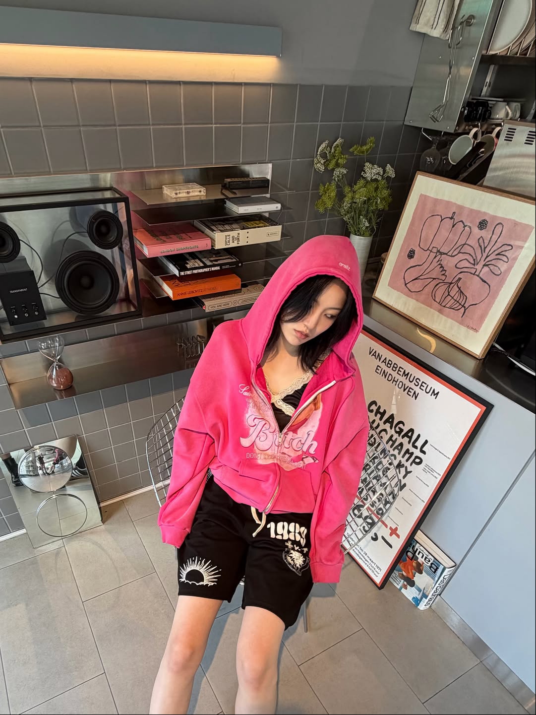 [KREAM 단독] Knitted 1989 Sunrise Graphic Bermuda Half Pants Black, [KREAM 단독] Knitted 1989 Sunrise Graphic Bermuda Half Pants Melange Grey 착용 스타일 - 3