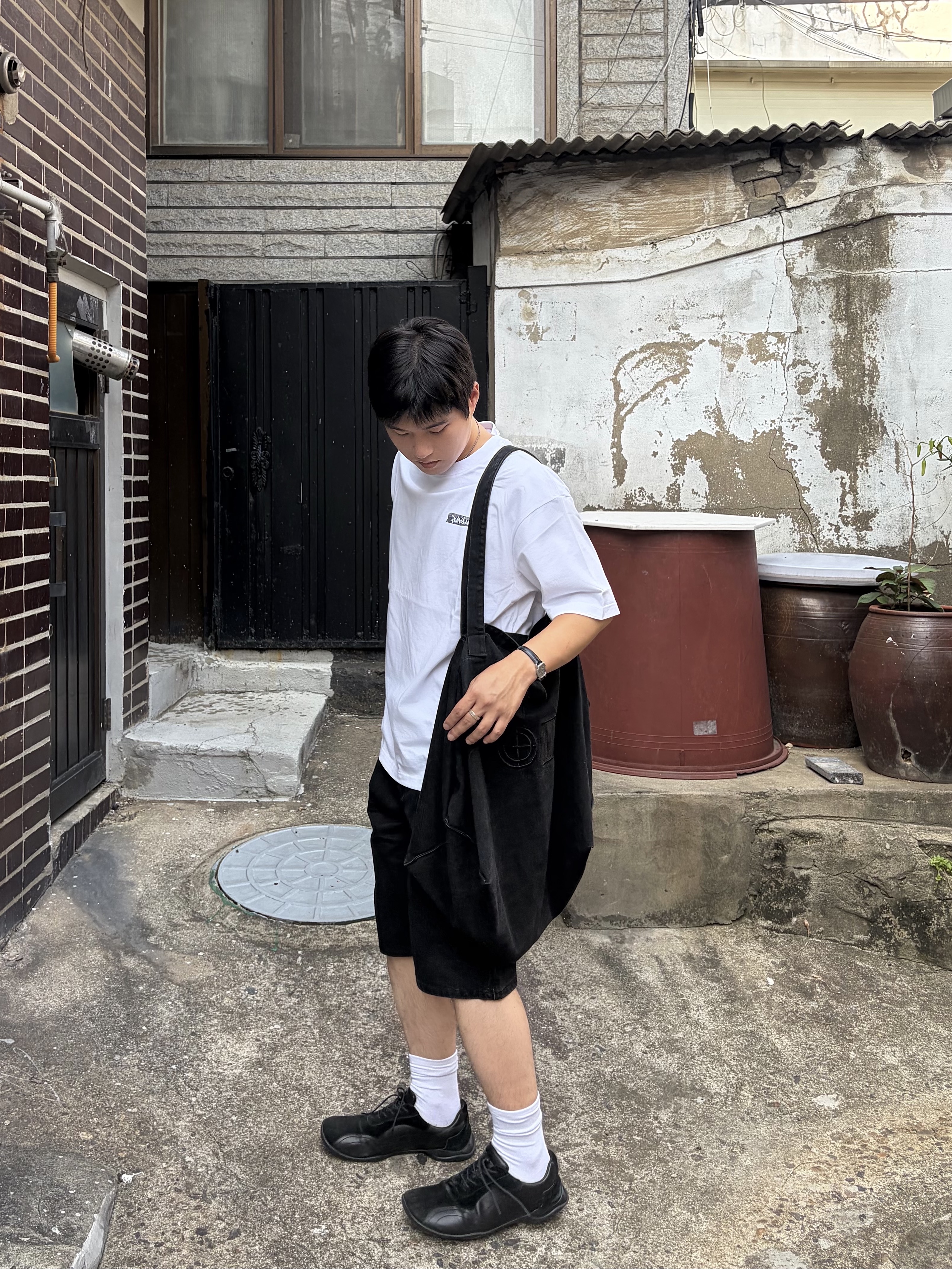 [KREAM 단독][니티드X림박스] Knitted Relaxed Washing Denim Two-Tuck Cinch Back Shorts Black, Pemont Square Black 착용 스타일 - 5