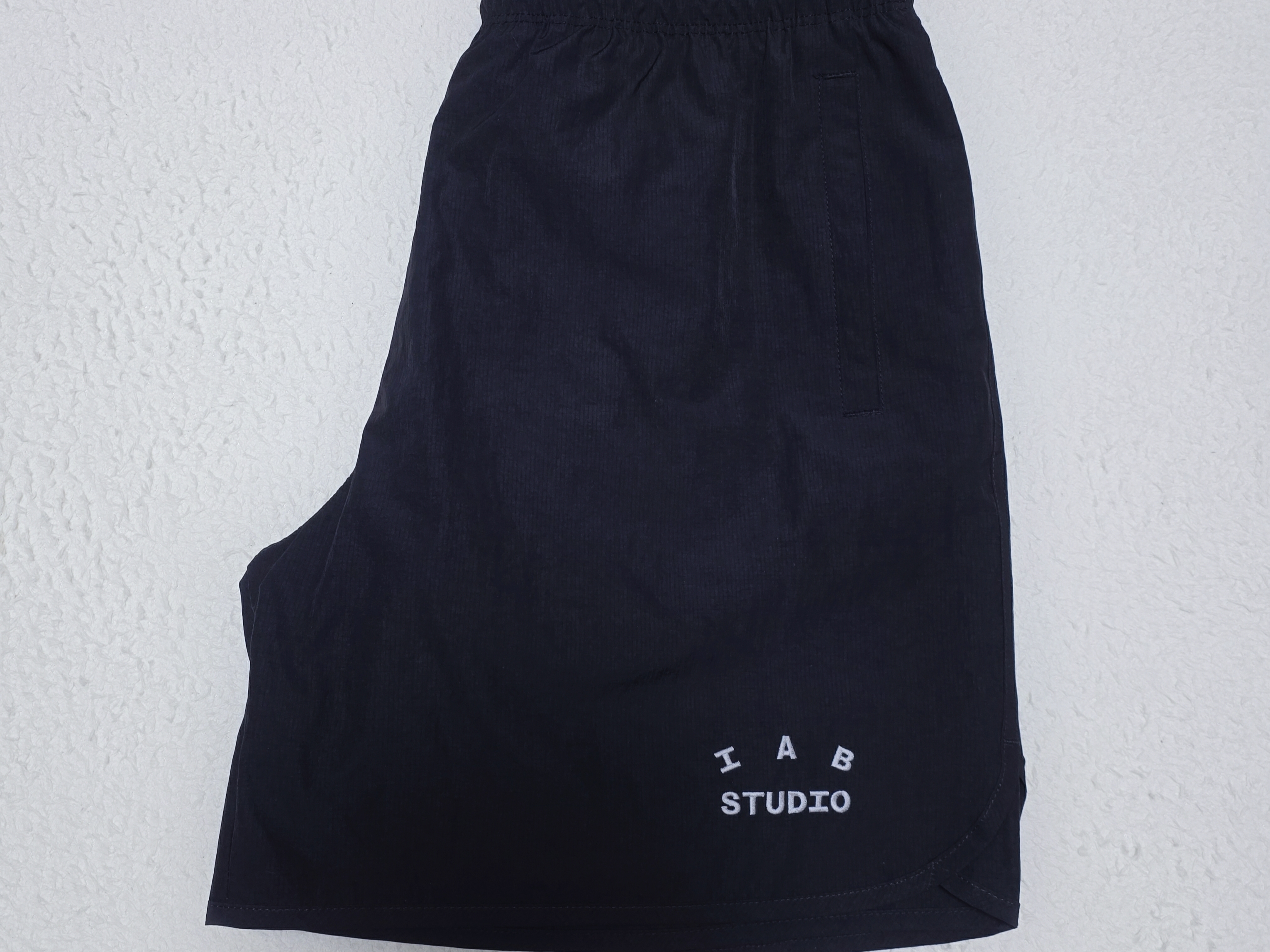 IAB Studio IAB Shorts Black 착용 스타일 - 2