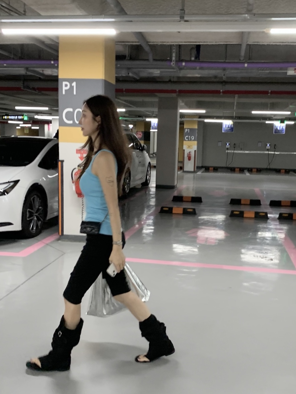 Chanel Classic Card Holder Grained Calfskin & Silver Black 착용 스타일
