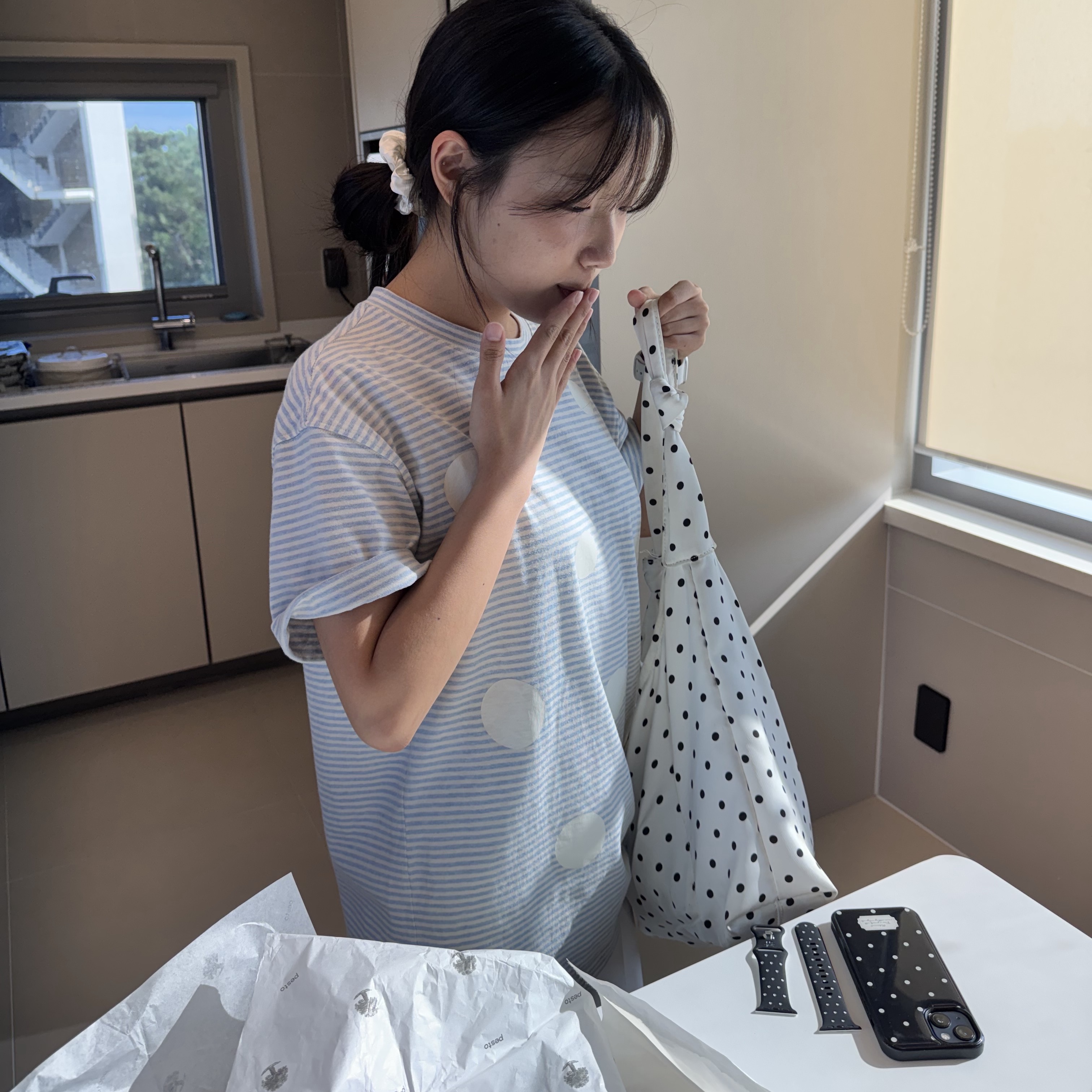 Apple Watch Series SE 3rd 40mm GPS Starlight Aluminum Case with Sport Band S/M Starlight (Korean Ver.), Apple iPhone 13 128GB Midnight (Korean Ver.) 착용 스타일