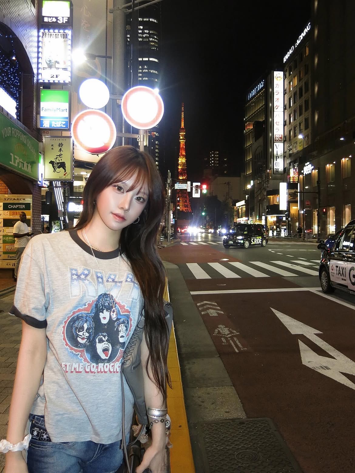 MAINBOOTH X KISS USA Logo T-shirt Gray 착용 스타일 - 1